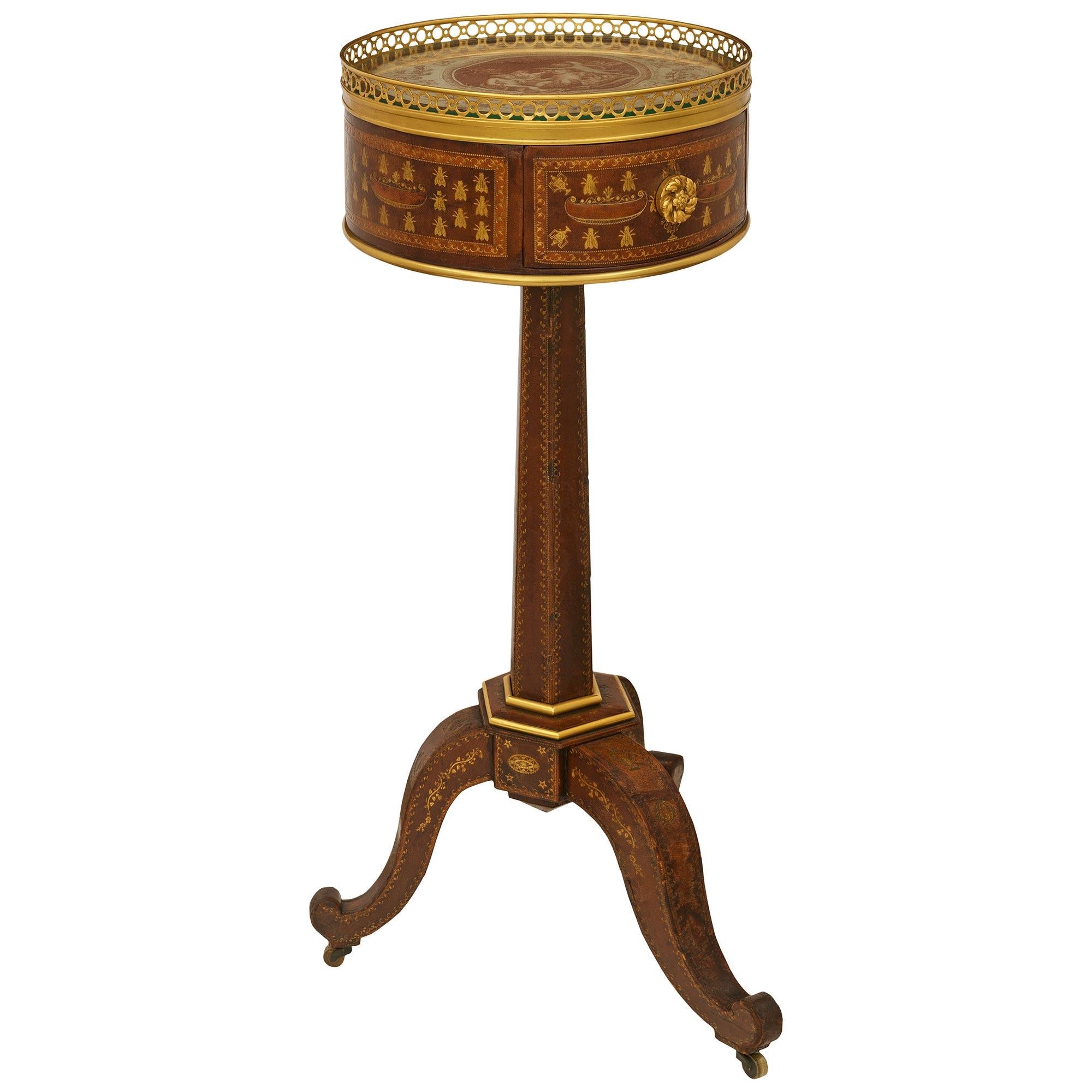 Français Table d'appoint en cuir et bronze doré, d'époque 1er Empire, vers 1805 en vente