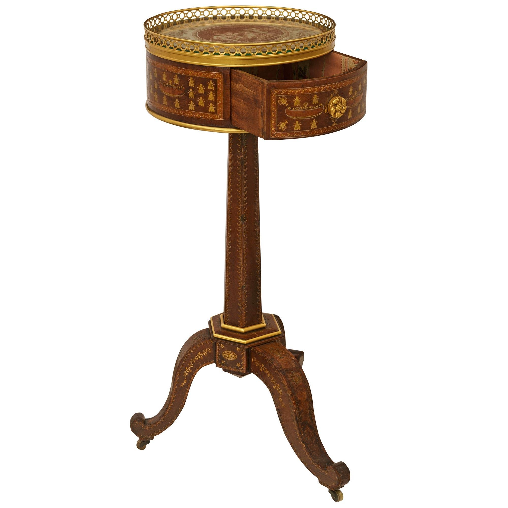 Table d'appoint en cuir et bronze doré, d'époque 1er Empire, vers 1805 Bon état - En vente à West Palm Beach, FL