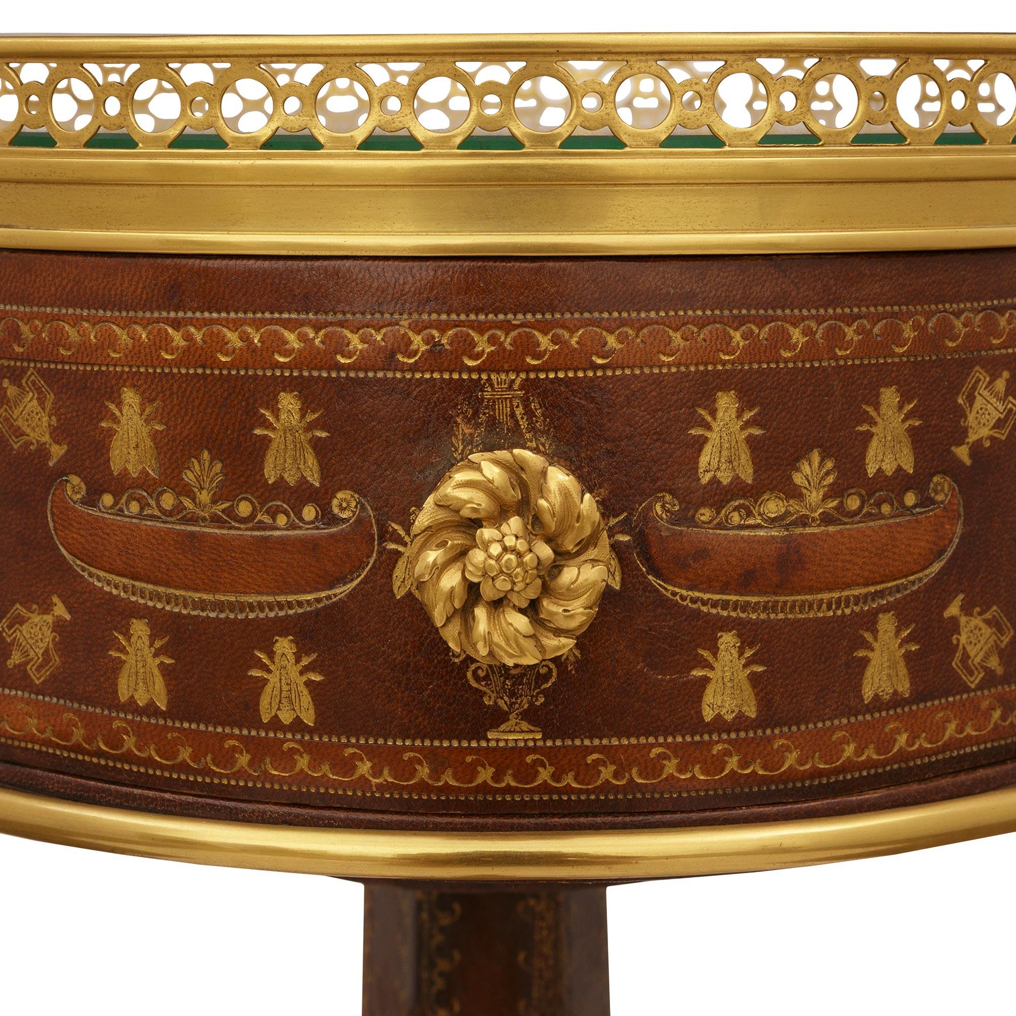 XIXe siècle Table d'appoint en cuir et bronze doré, d'époque 1er Empire, vers 1805 en vente