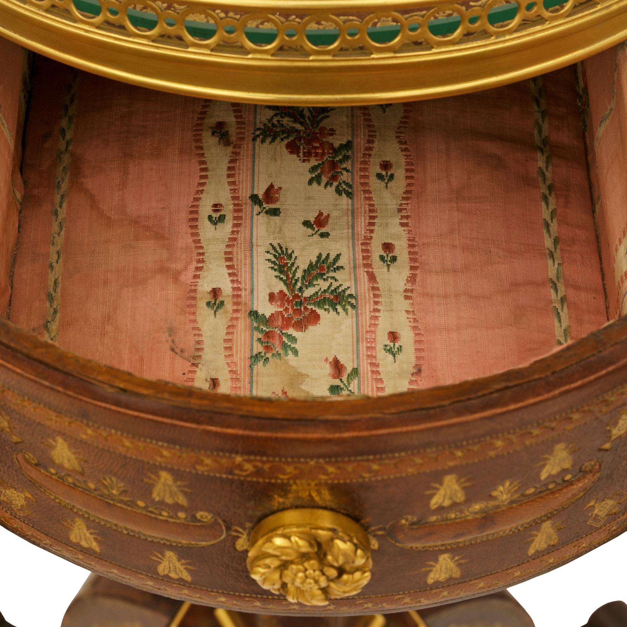 Cuir Table d'appoint en cuir et bronze doré, d'époque 1er Empire, vers 1805 en vente