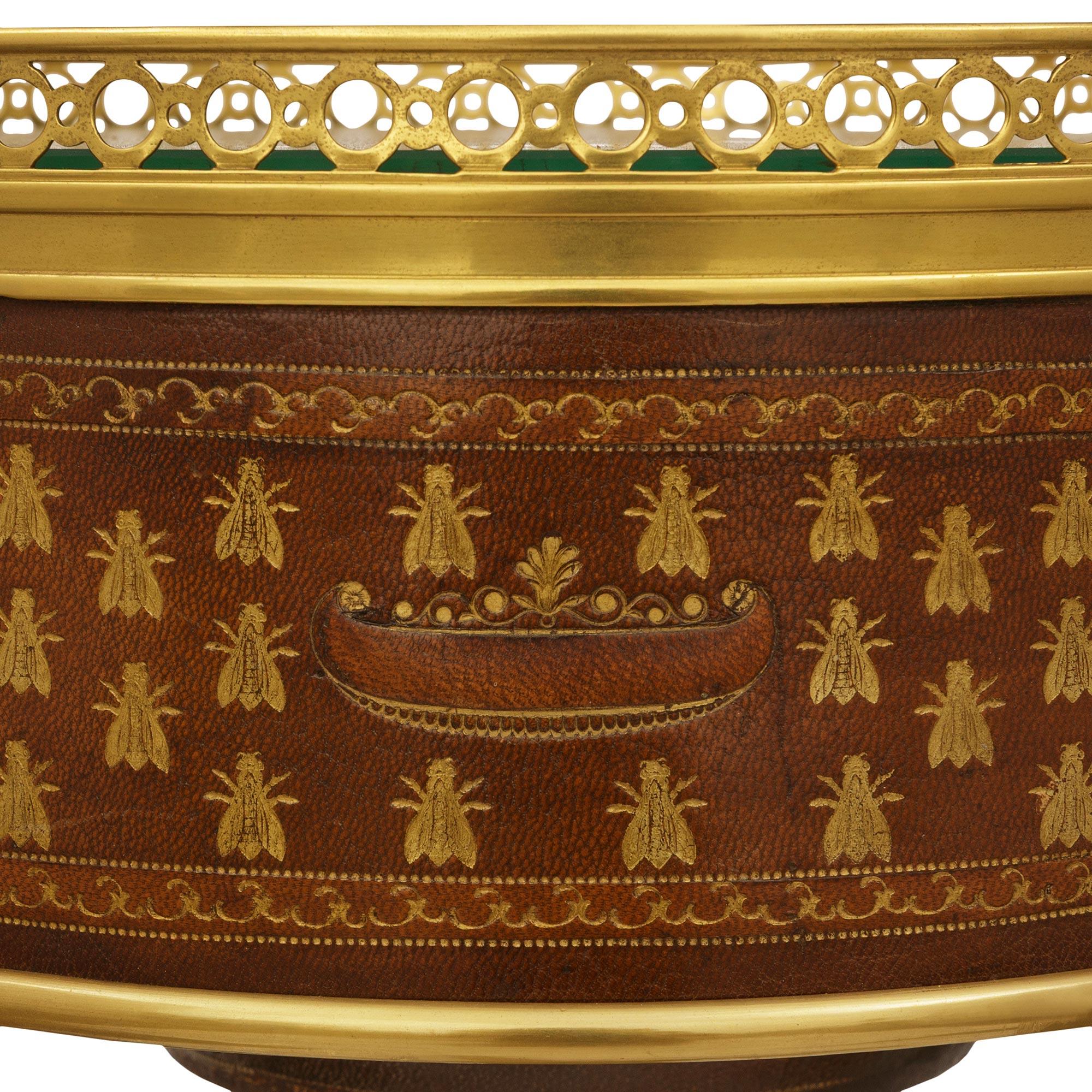 Table d'appoint en cuir et bronze doré, d'époque 1er Empire, vers 1805 en vente 1