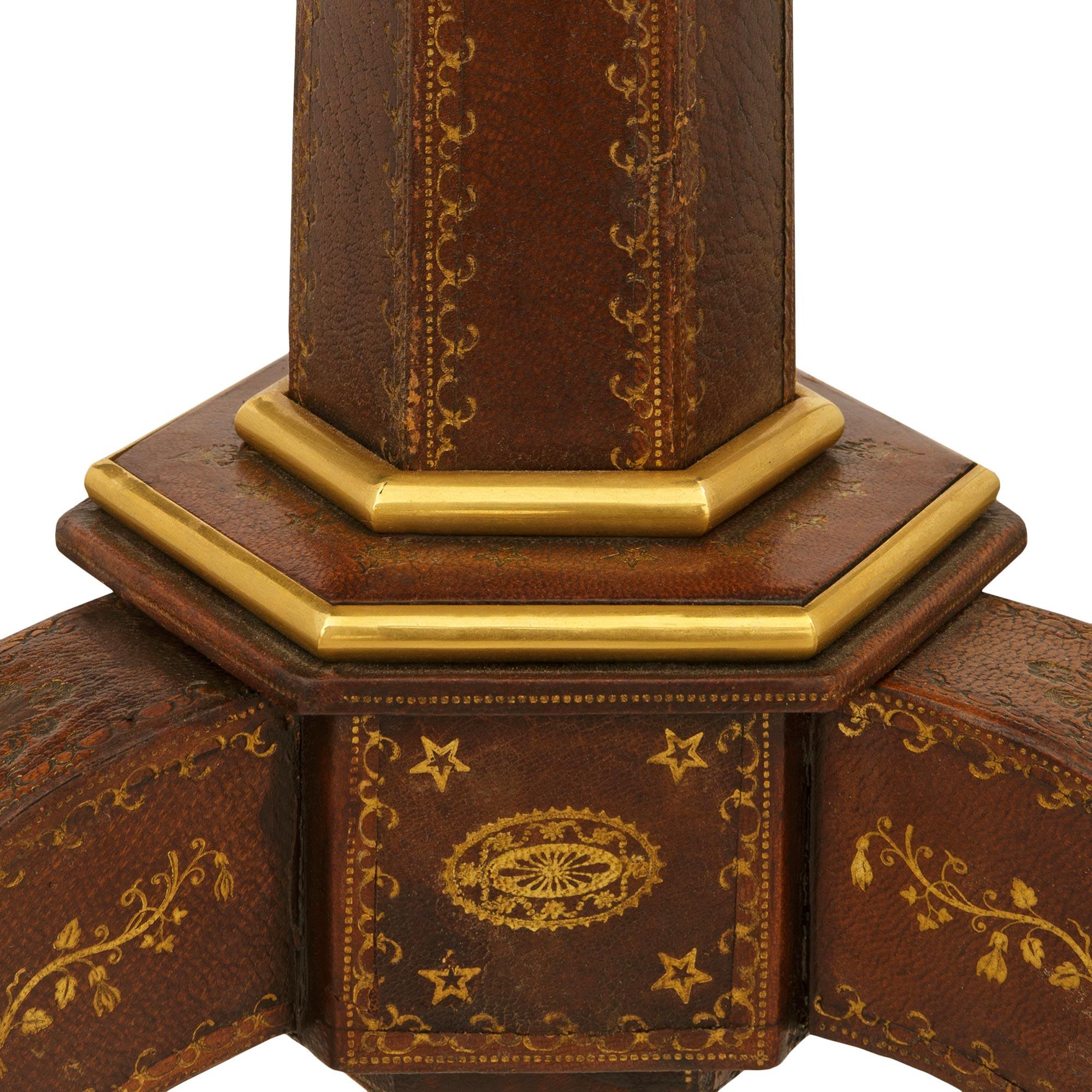 Table d'appoint en cuir et bronze doré, d'époque 1er Empire, vers 1805 en vente 2