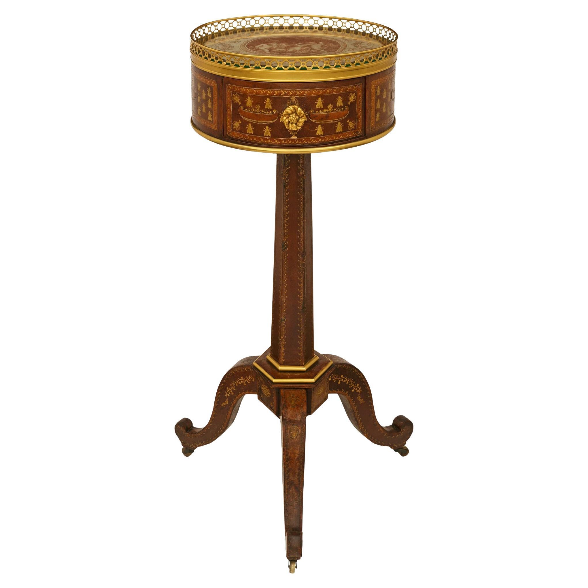 Table d'appoint en cuir et bronze doré, d'époque 1er Empire, vers 1805