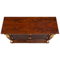 Vetrina in mogano, ormolu e legno dorato del primo periodo impero francese del XIX secolo