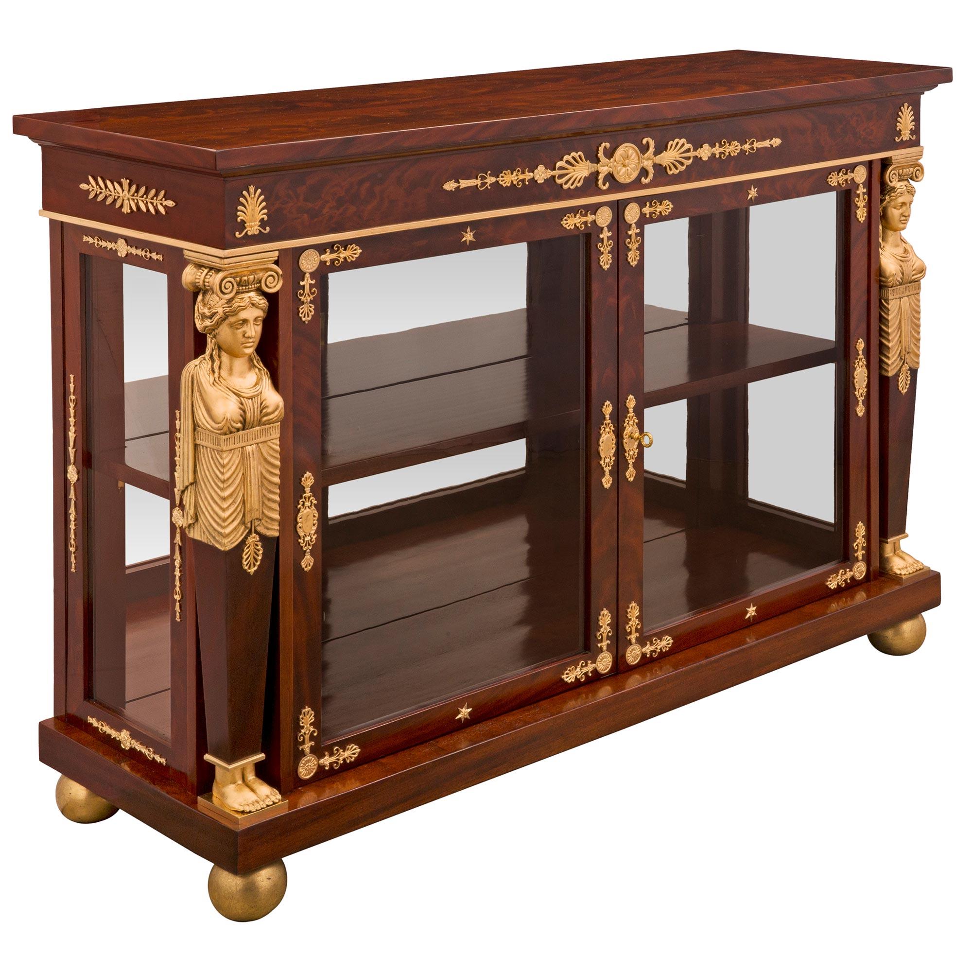 French 19th Century 1st Empire Period Mahogany, Ormolu, and Giltwood Vitrine In Good Condition For Sale In West Palm Beach, FL