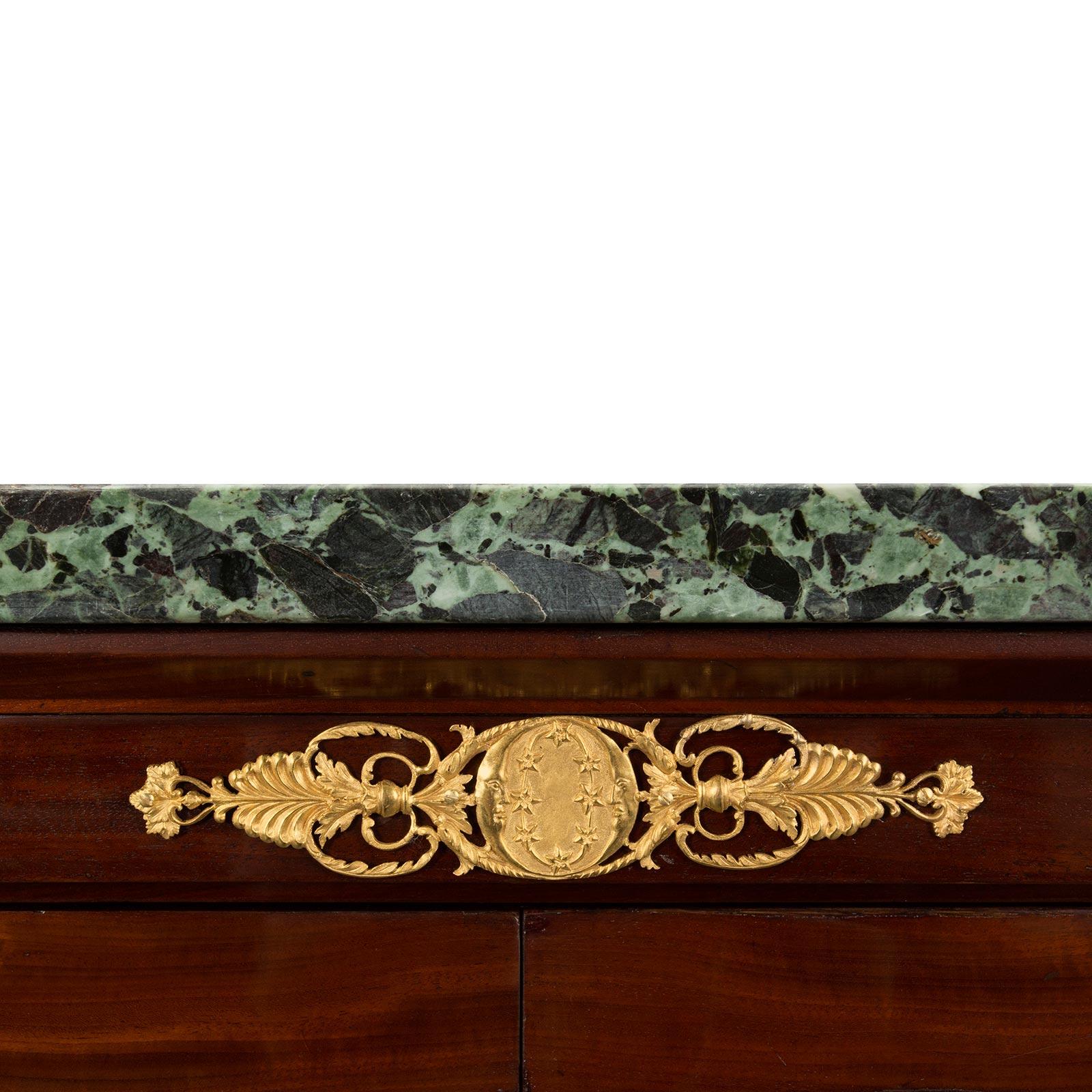 Meuble de rangement français du 19ème siècle d'époque 1er Empire en acajou, bronze doré et marbre en vente 2