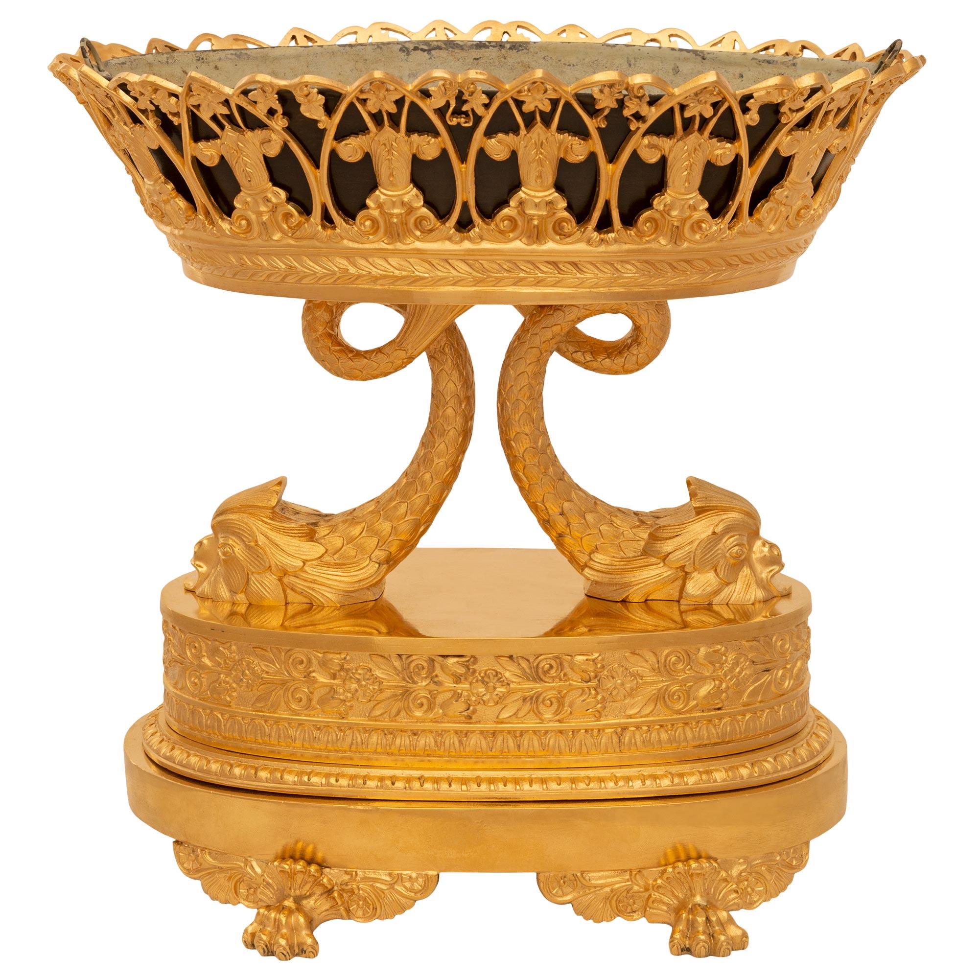 Centre de table en bronze doré d'époque Empire, 19e siècle en vente 3