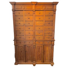 Armoire d'apothicaire française du 19ème siècle en chêne à 28 tiroirs et 2 armoires à portes basses