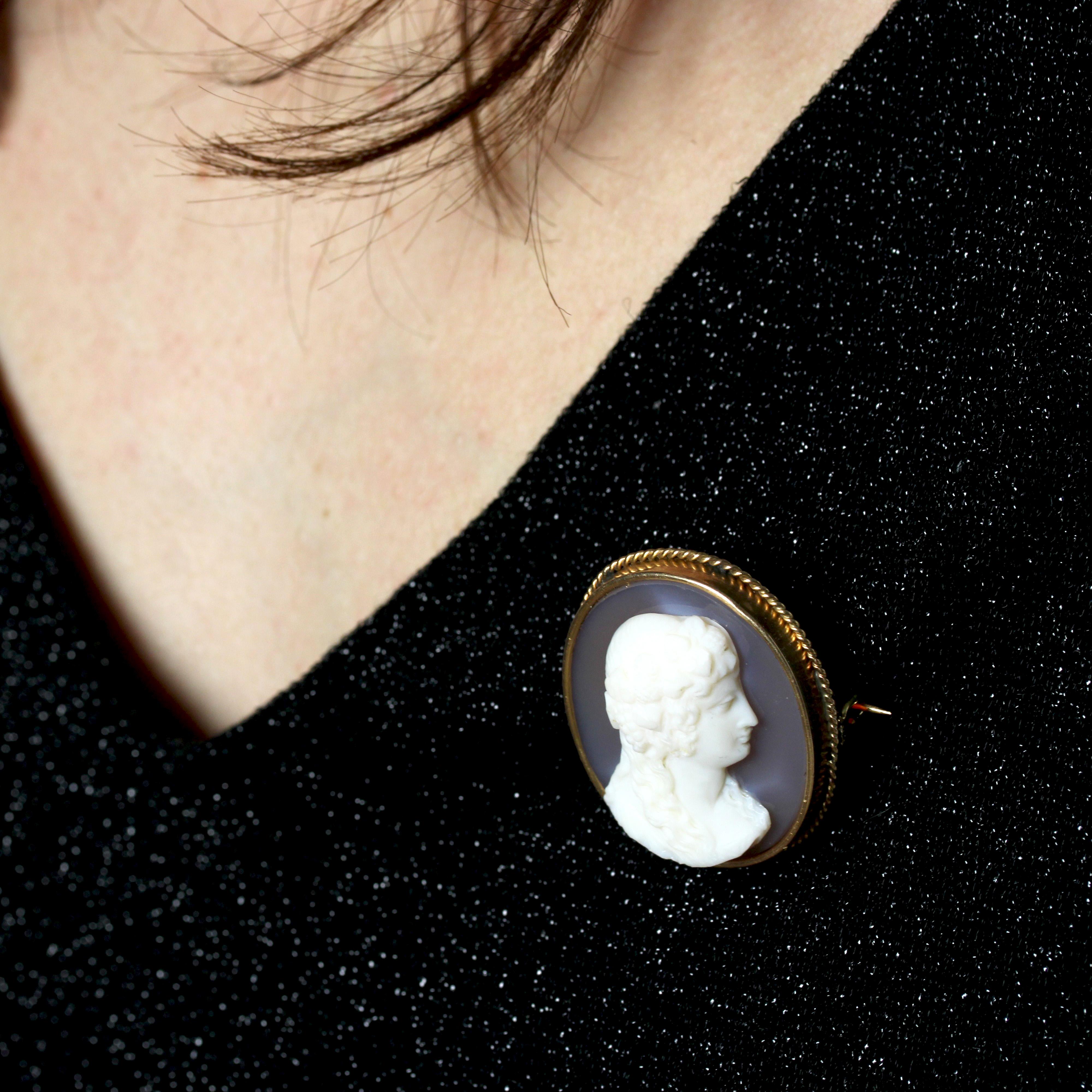 French 19th Century Agate Cameo 18 Karat Yellow Gold Brooch For Sale 8