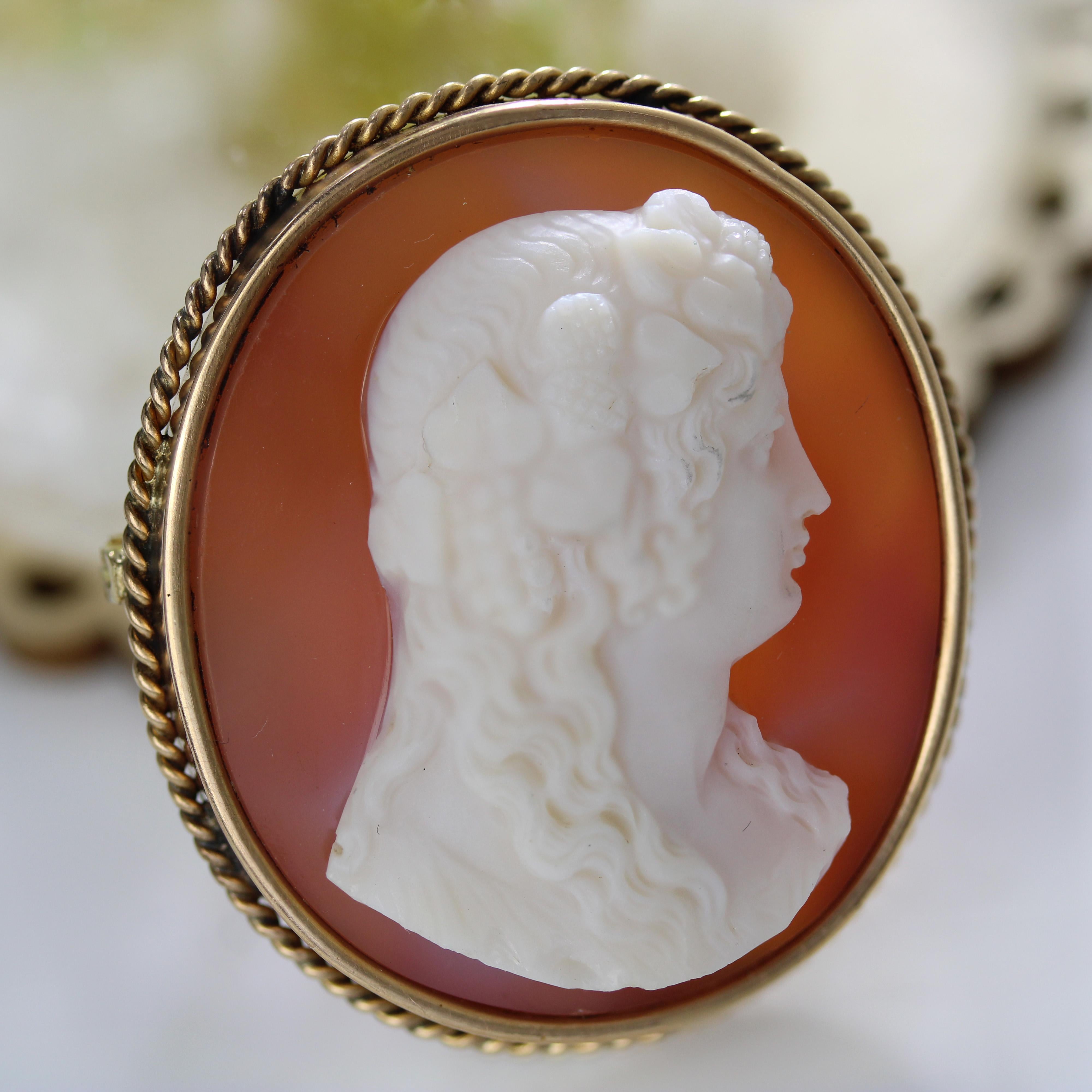 Napoleon III French 19th Century Agate Cameo 18 Karat Yellow Gold Brooch For Sale