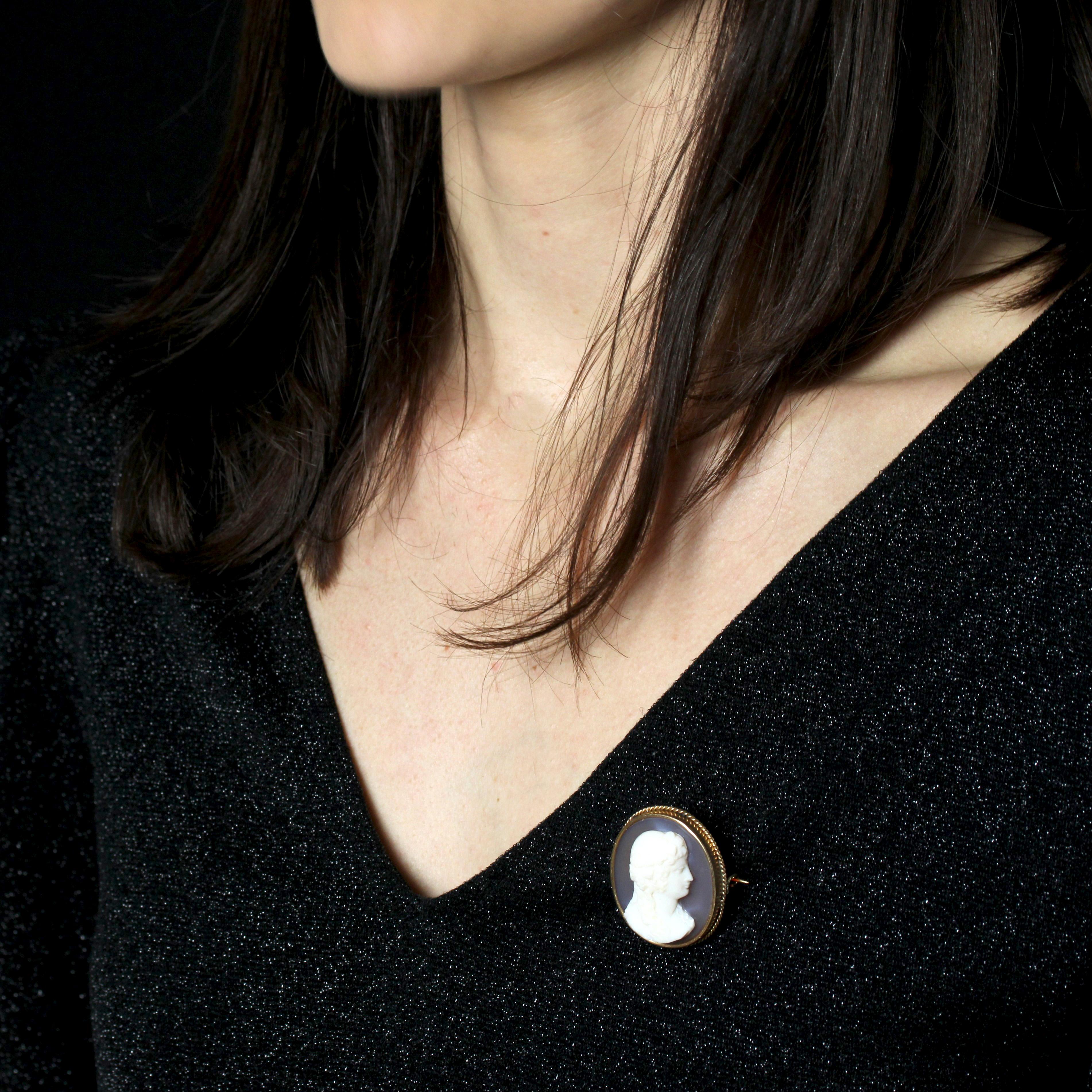 Women's French 19th Century Agate Cameo 18 Karat Yellow Gold Brooch For Sale
