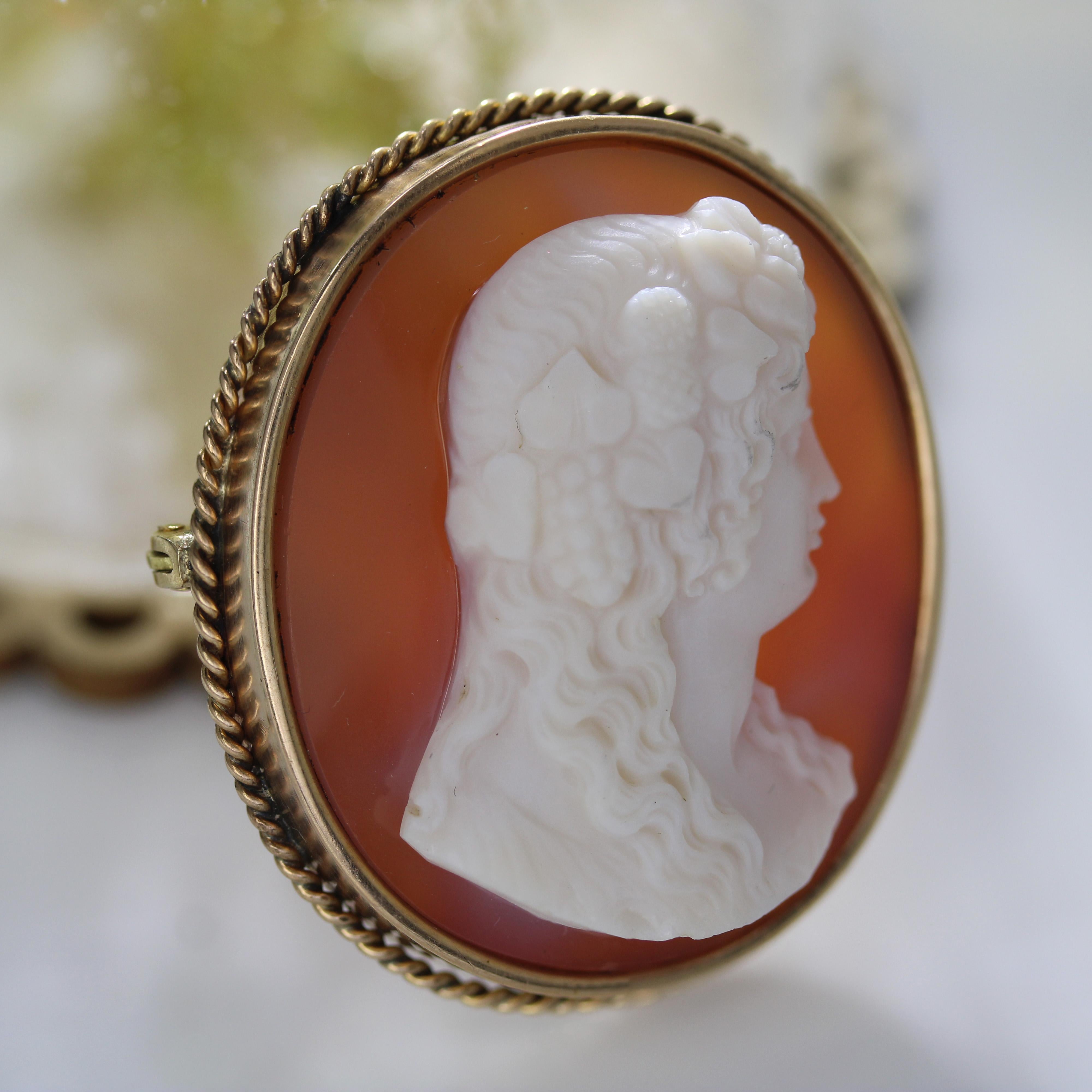 French 19th Century Agate Cameo 18 Karat Yellow Gold Brooch For Sale 1