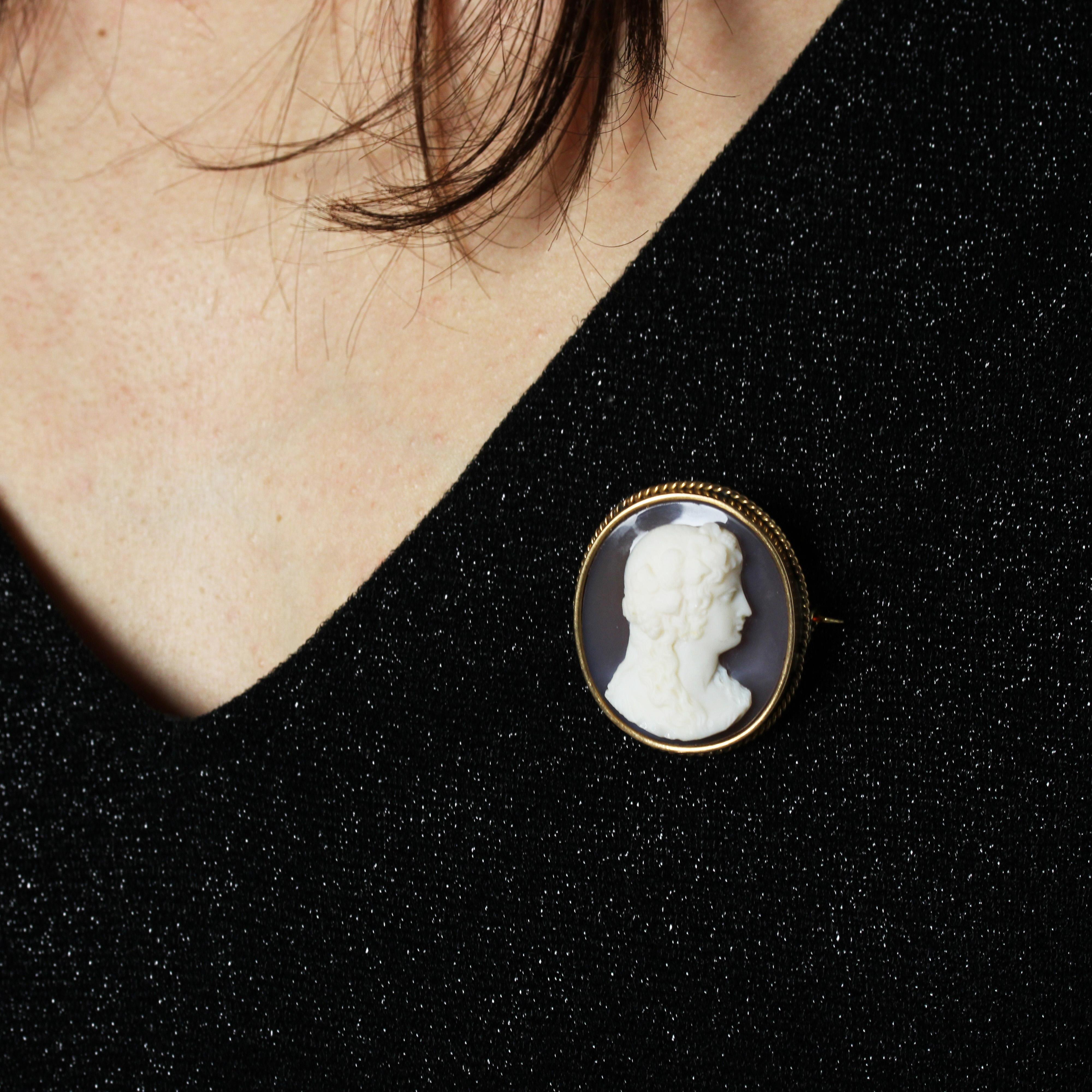 French 19th Century Agate Cameo 18 Karat Yellow Gold Brooch For Sale 3