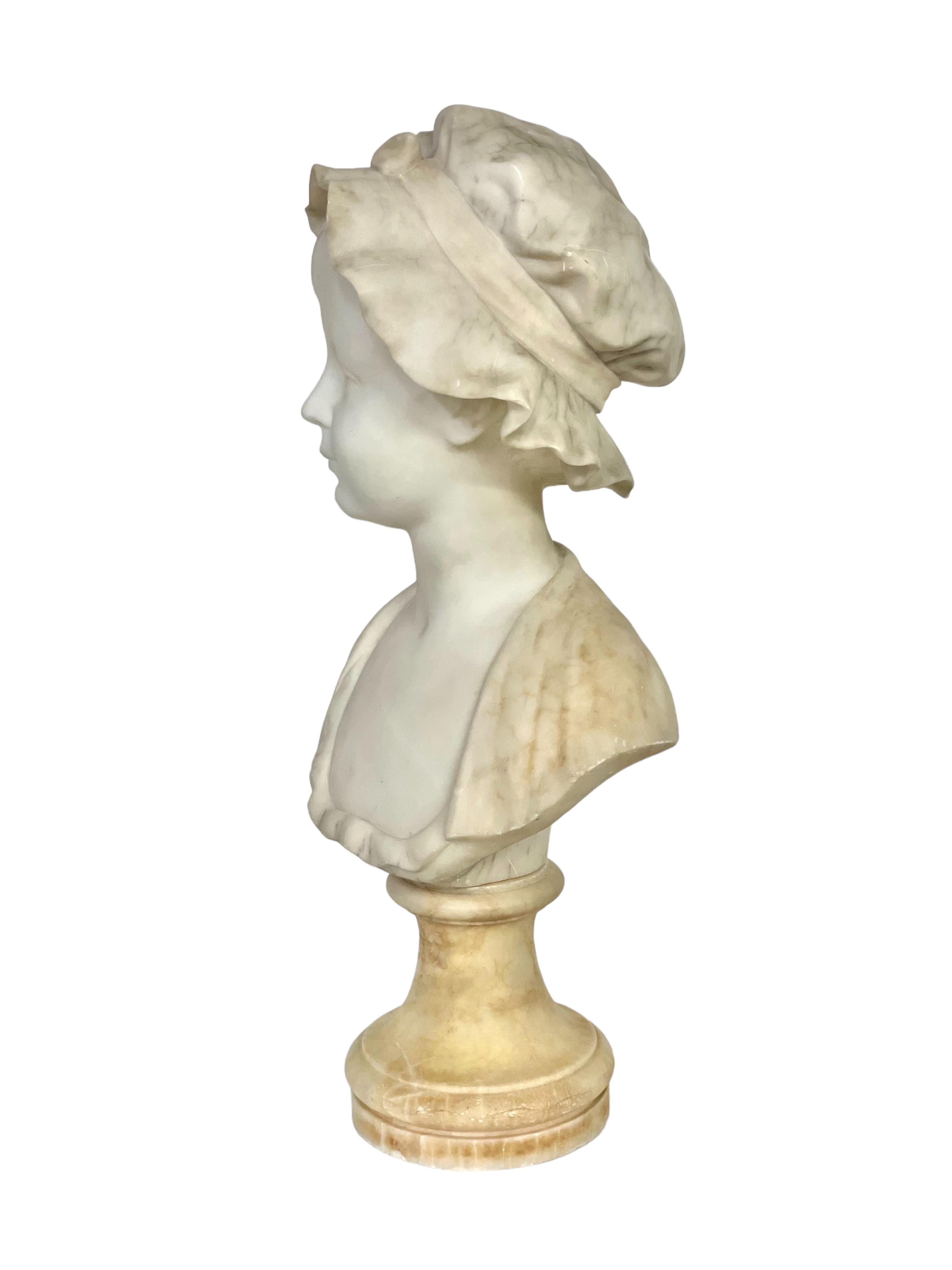Französische Alabaster-Skulptur eines jungen Mädchens mit Bonnet aus dem 19. Jahrhundert (Louis XV.) im Angebot