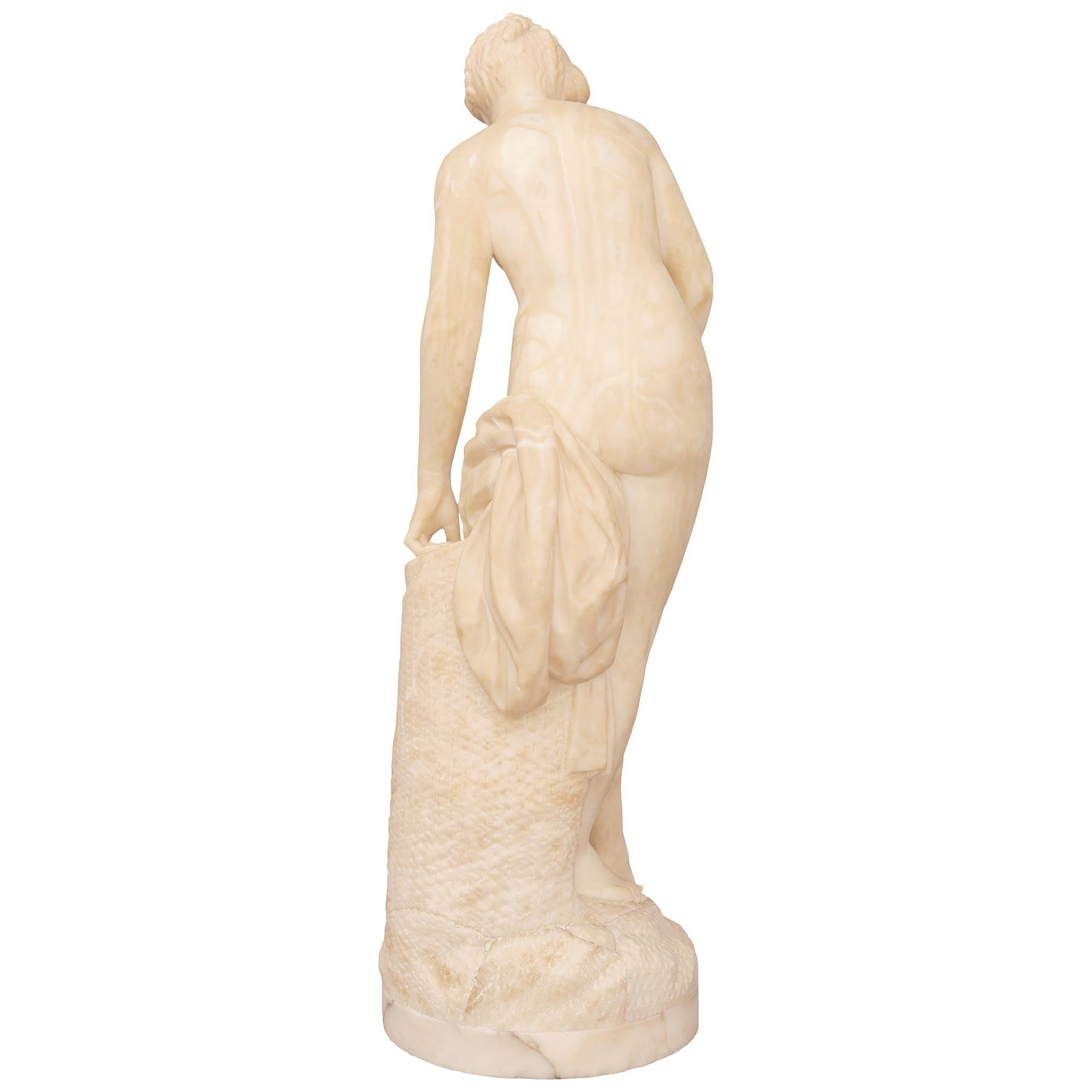 Statua in alabastro francese del XIX secolo di 'La Baigneuse' su modello di Falconet in vendita 4