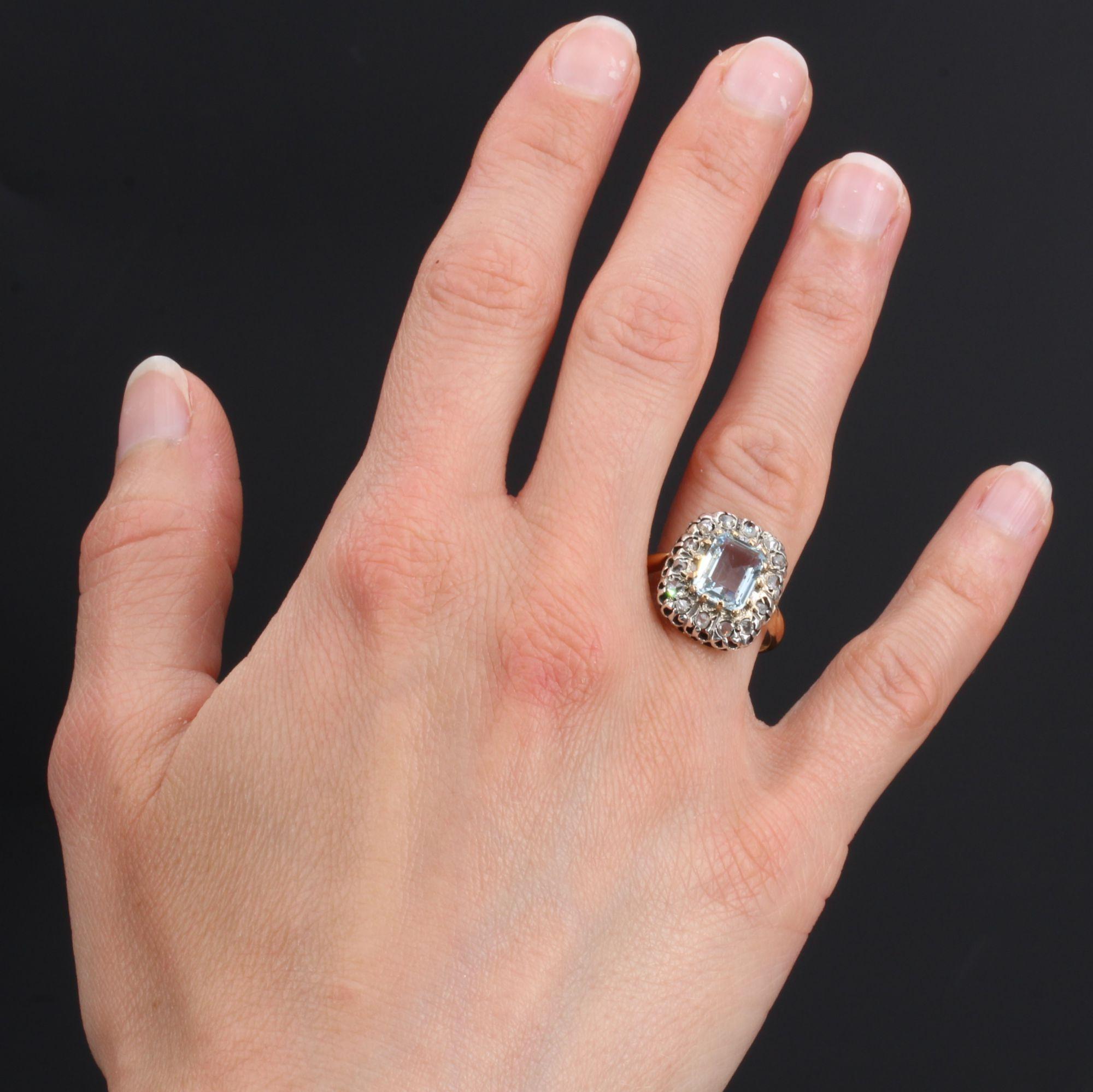Ring aus 18 Karat Gelbgold, Adlerkopfpunze, und Silber.
Dieser prächtige antike Ring hat eine rechteckige Fassung und ist mit Diamanten im Rosenschliff besetzt, die einen Aiguemarin im Grad-Schliff umgeben. Der Korb ist durchbrochen.
Gewicht des