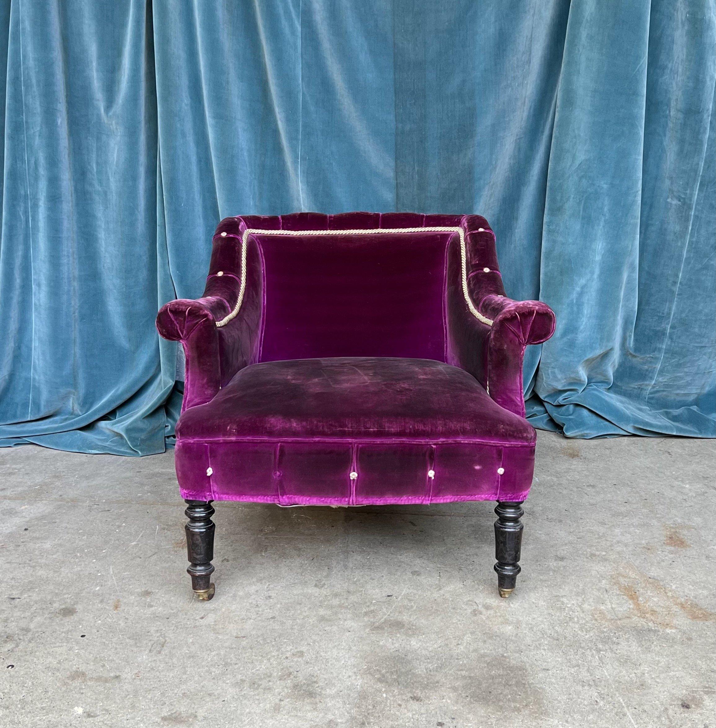 Französischer Sessel aus lila Samt im Used-Look des 19. Jahrhunderts mit weißer geflochtener Verzierung im Zustand „Gut“ im Angebot in Buchanan, NY