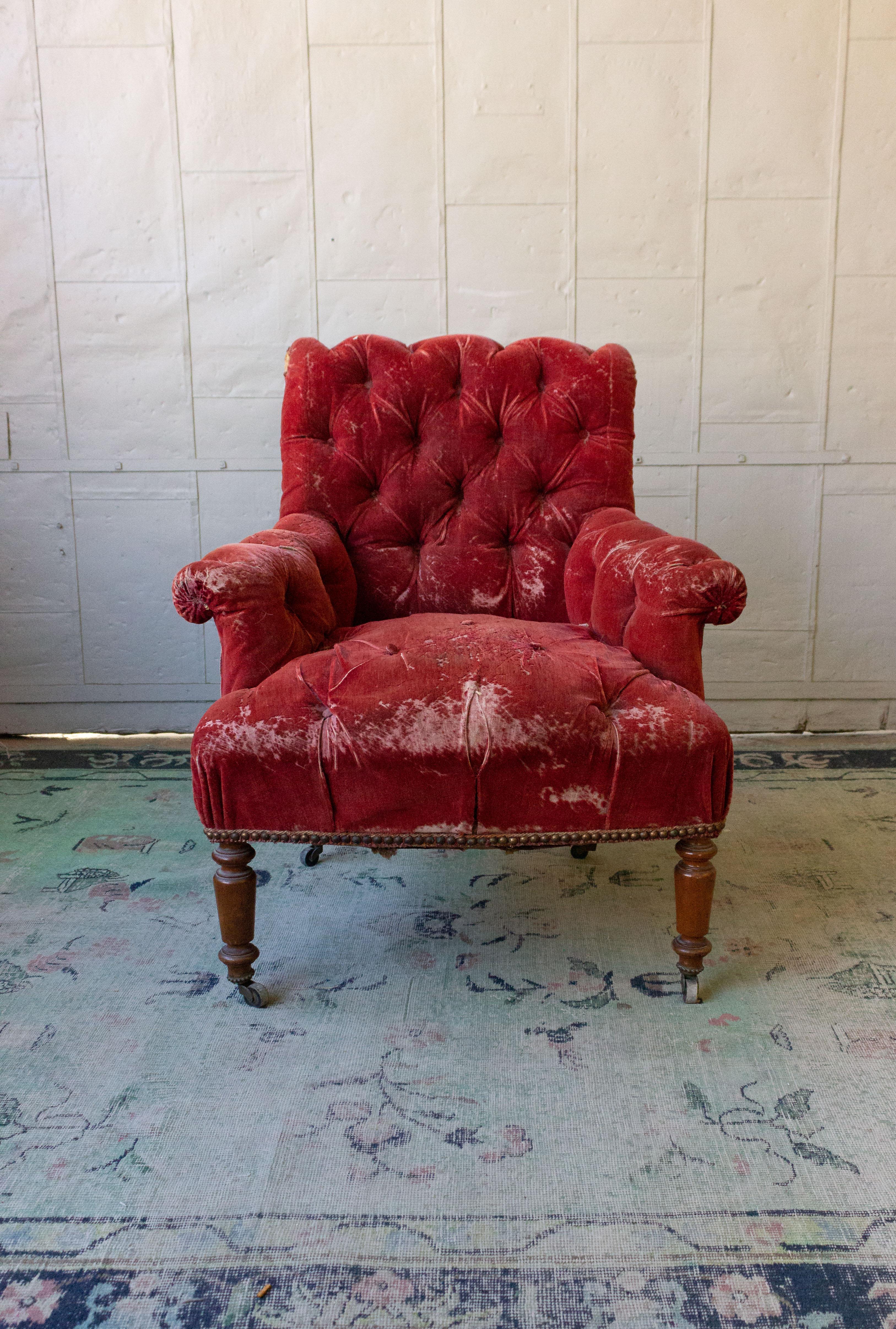 French 19th Century Armchair in Distressed Red Velvet (Französisch)