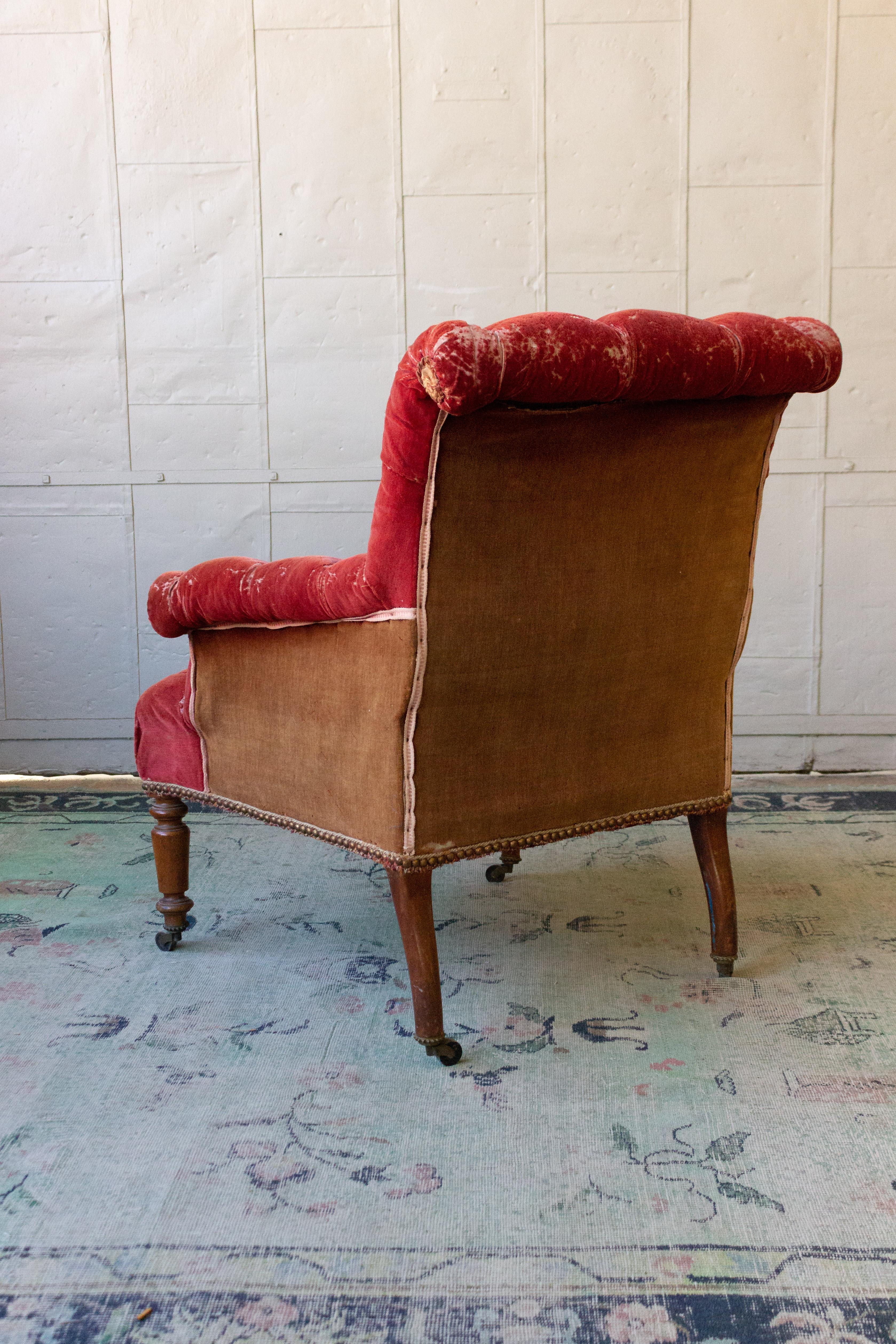 French 19th Century Armchair in Distressed Red Velvet (Spätes 19. Jahrhundert)