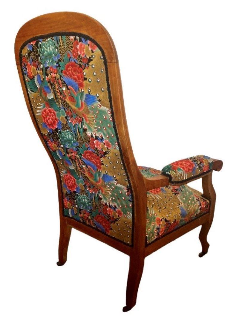 Ein wunderschöner französischer Voltaire-Stuhl aus dem 19. Jahrhundert, fachgerecht restauriert in einem Stoff im Liberty-Stil, um ihn in die heutige Zeit zu bringen, bereit für ein weiteres Jahrhundert des Lebens. Komplett mit originalen Rollen und