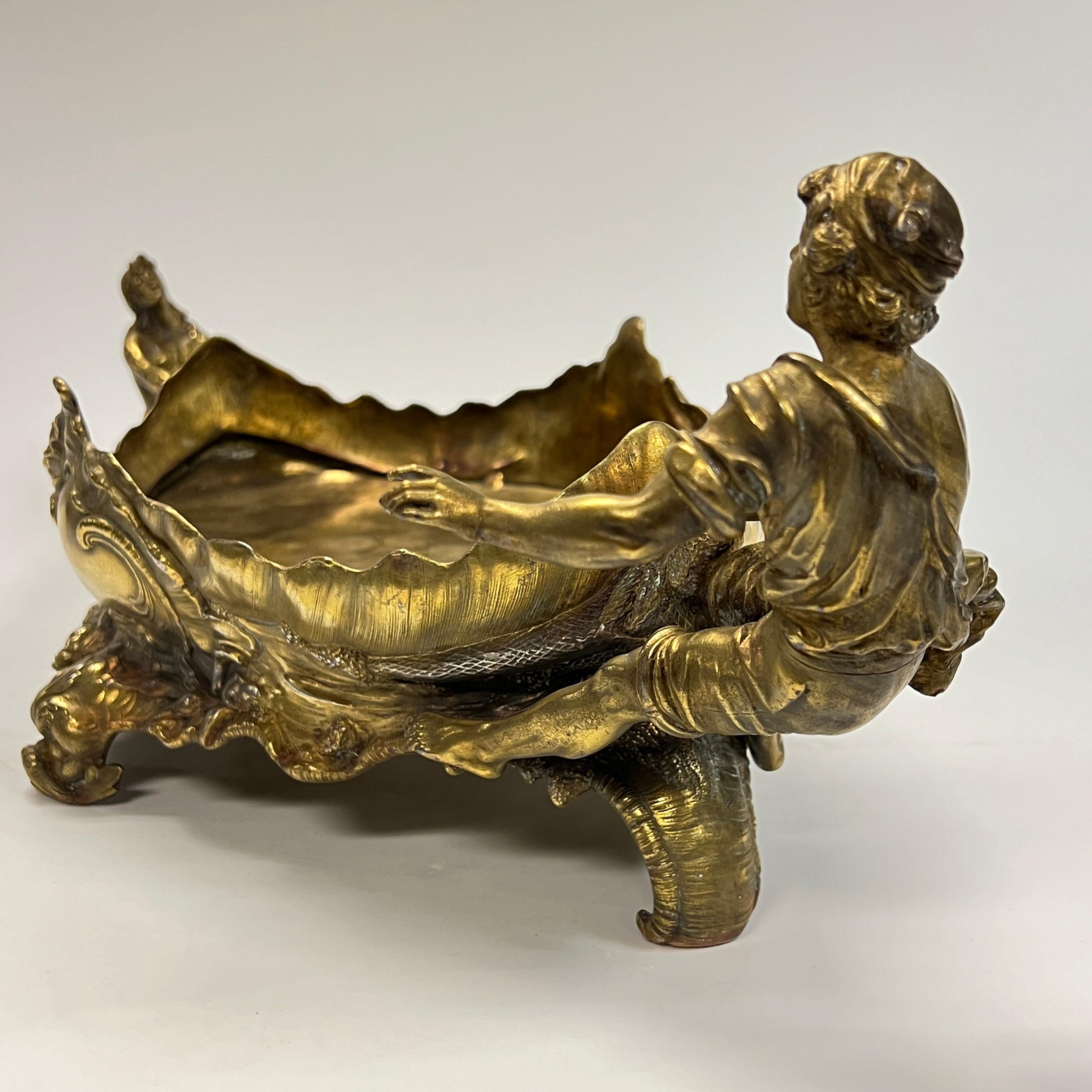 Centre de table Art Nouveau du 19ème siècle en métal doré figuratif français en vente 8