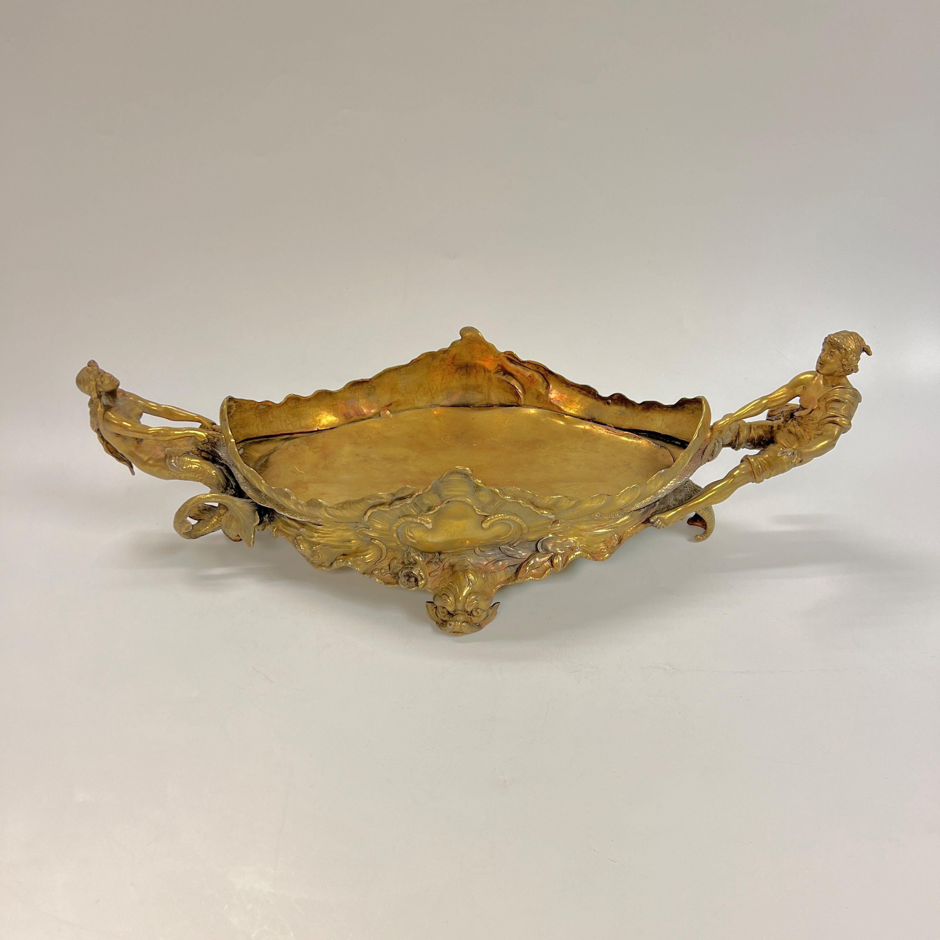 Ravissant objet ancien d'époque Art Nouveau français  bol ou jardinière en métal doré représentant les figures finement moulées d'un garçon et d'une fille.  21 3/4 par 9 1/2 par 6 3/4 pouces.  Apparemment non signé.