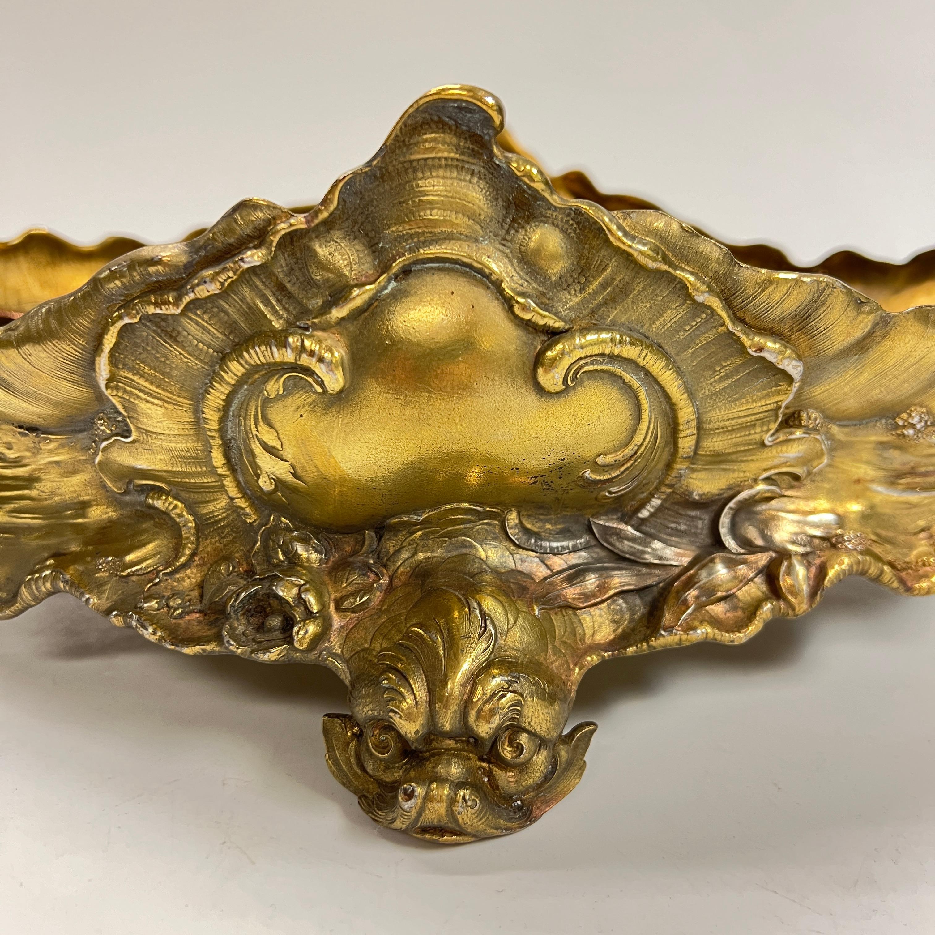 Art nouveau Centre de table Art Nouveau du 19ème siècle en métal doré figuratif français en vente