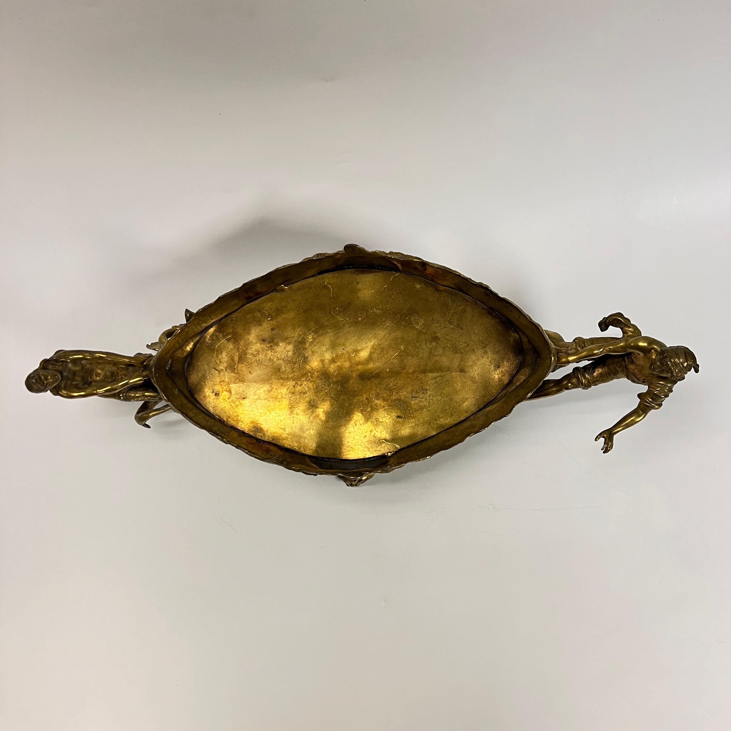 Français Centre de table Art Nouveau du 19ème siècle en métal doré figuratif français en vente