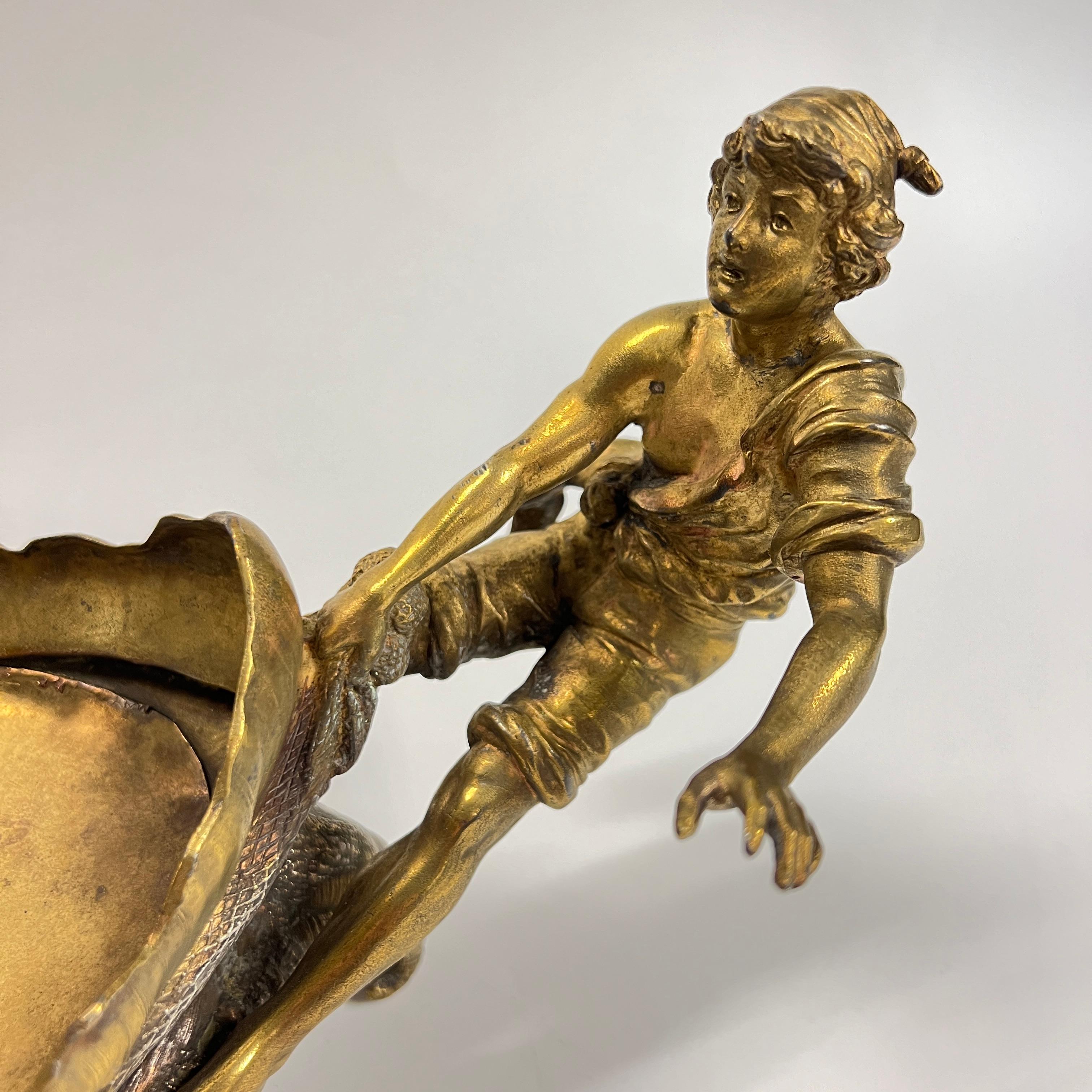 XIXe siècle Centre de table Art Nouveau du 19ème siècle en métal doré figuratif français en vente
