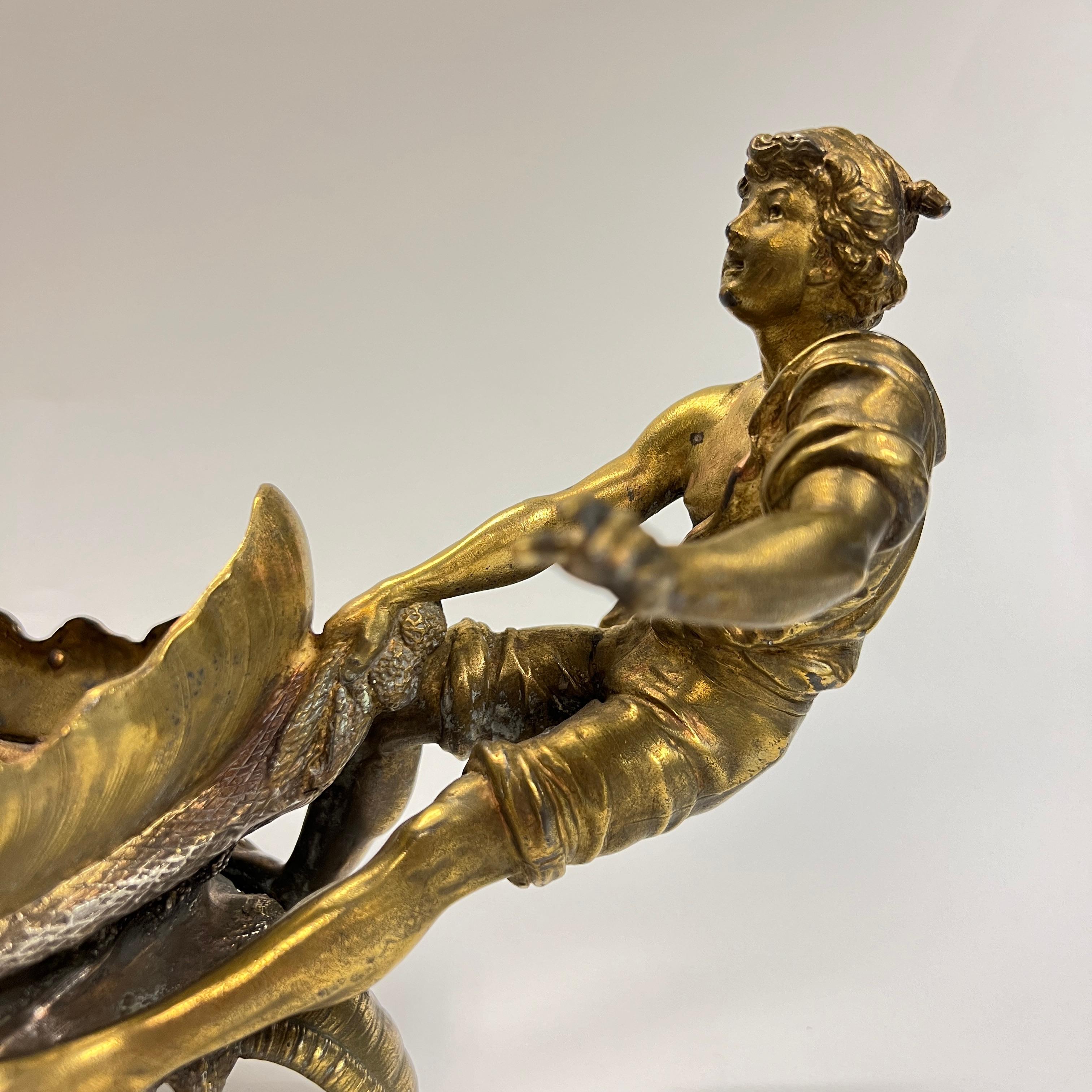 Métal Centre de table Art Nouveau du 19ème siècle en métal doré figuratif français en vente