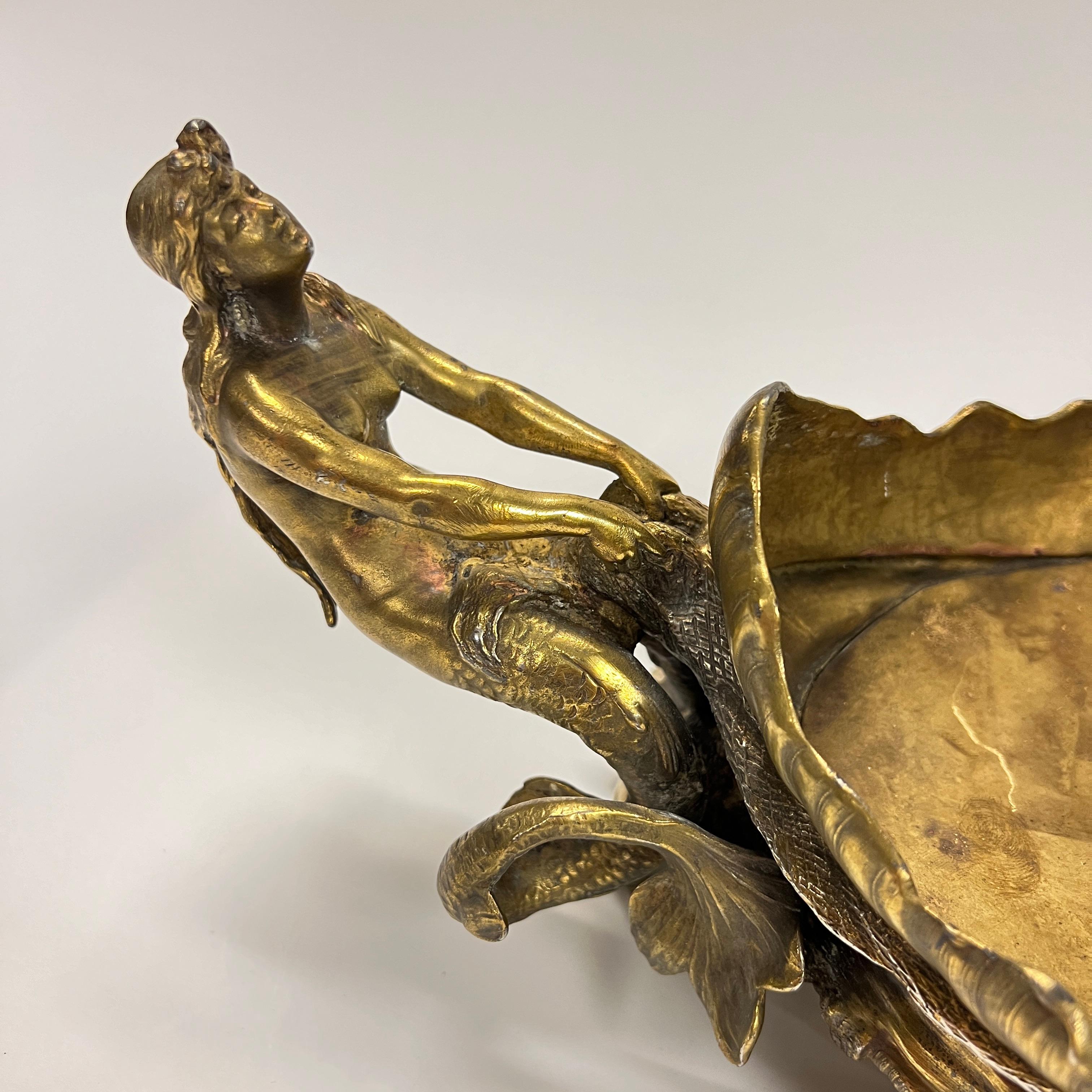 Centre de table Art Nouveau du 19ème siècle en métal doré figuratif français en vente 1