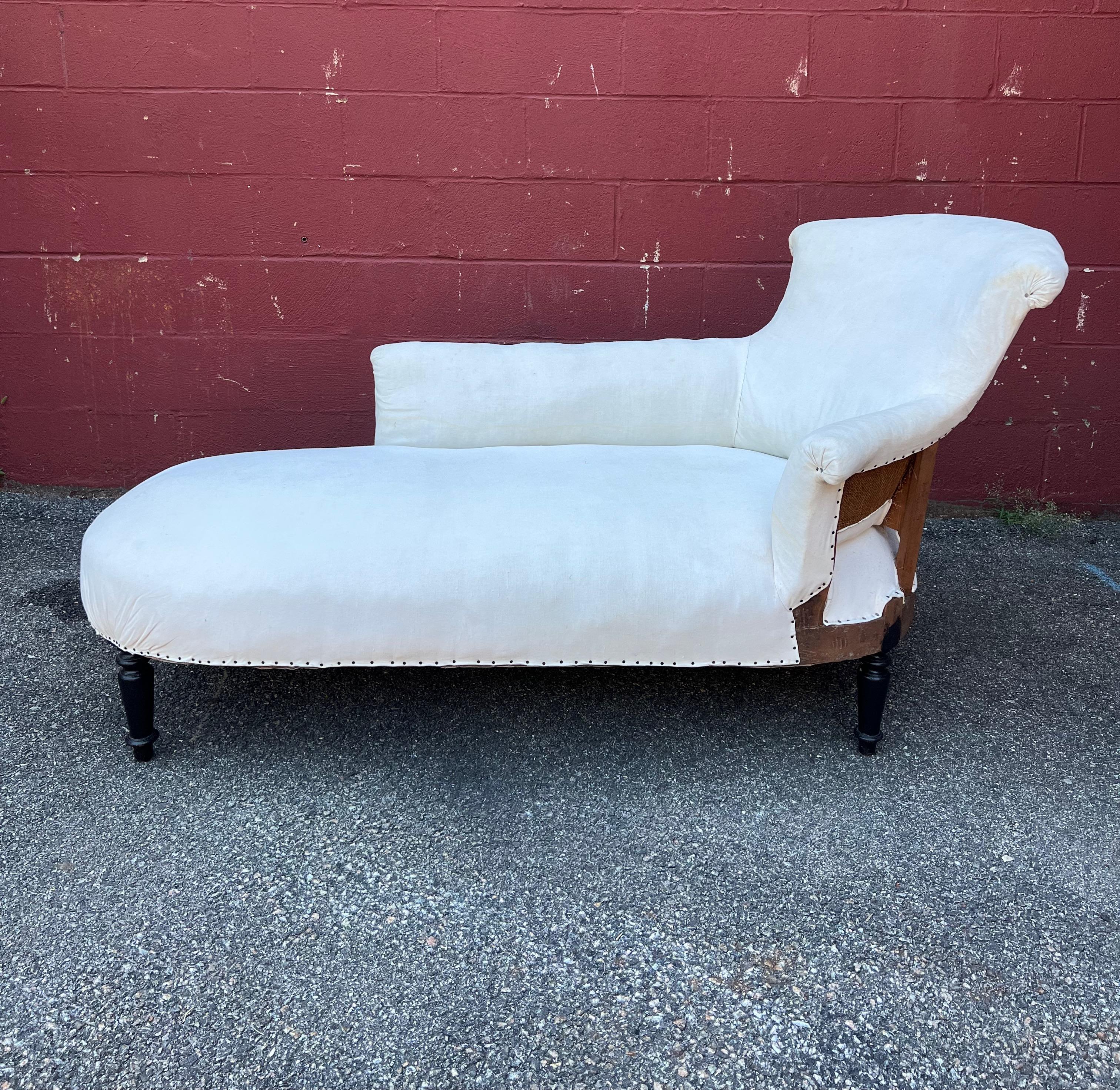French 19th Century Napoleon III Asymmetrical Chaise Lounge In Fair Condition In Buchanan, NY