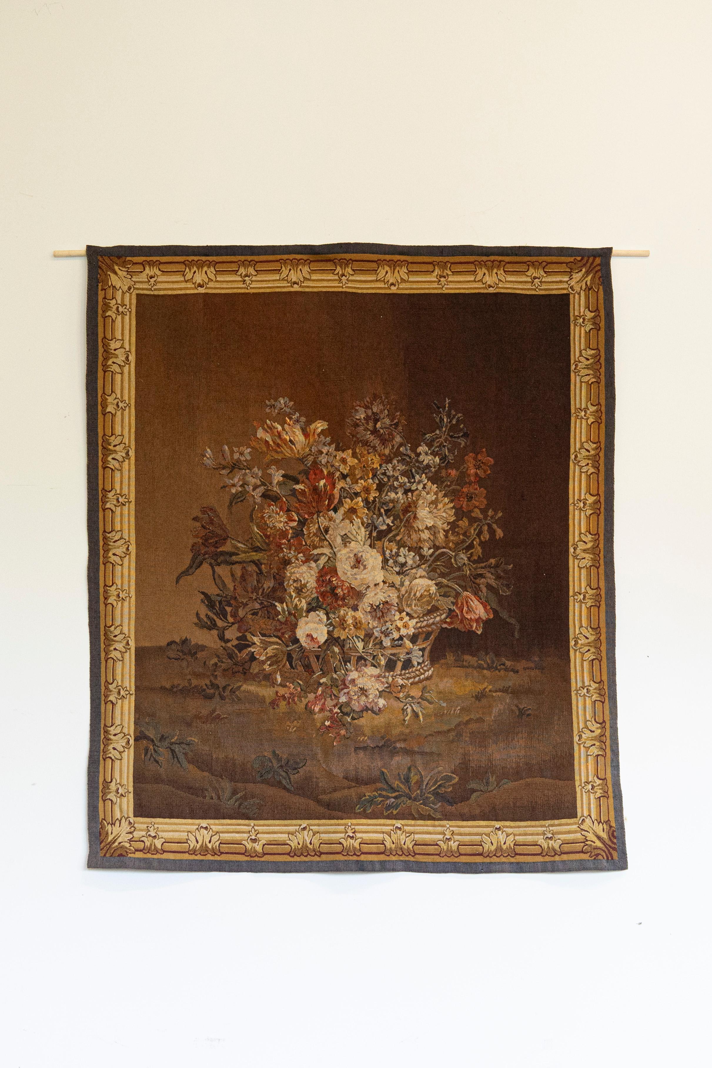 Tapiz francés de Aubusson del siglo XIX que representa un alegre ramo de flores en una cesta de mimbre. Tejido en la famosa Aubusson Manufacture, situada en el centro de Francia, durante el siglo XIX, este tapiz de pared representa un trampantojo