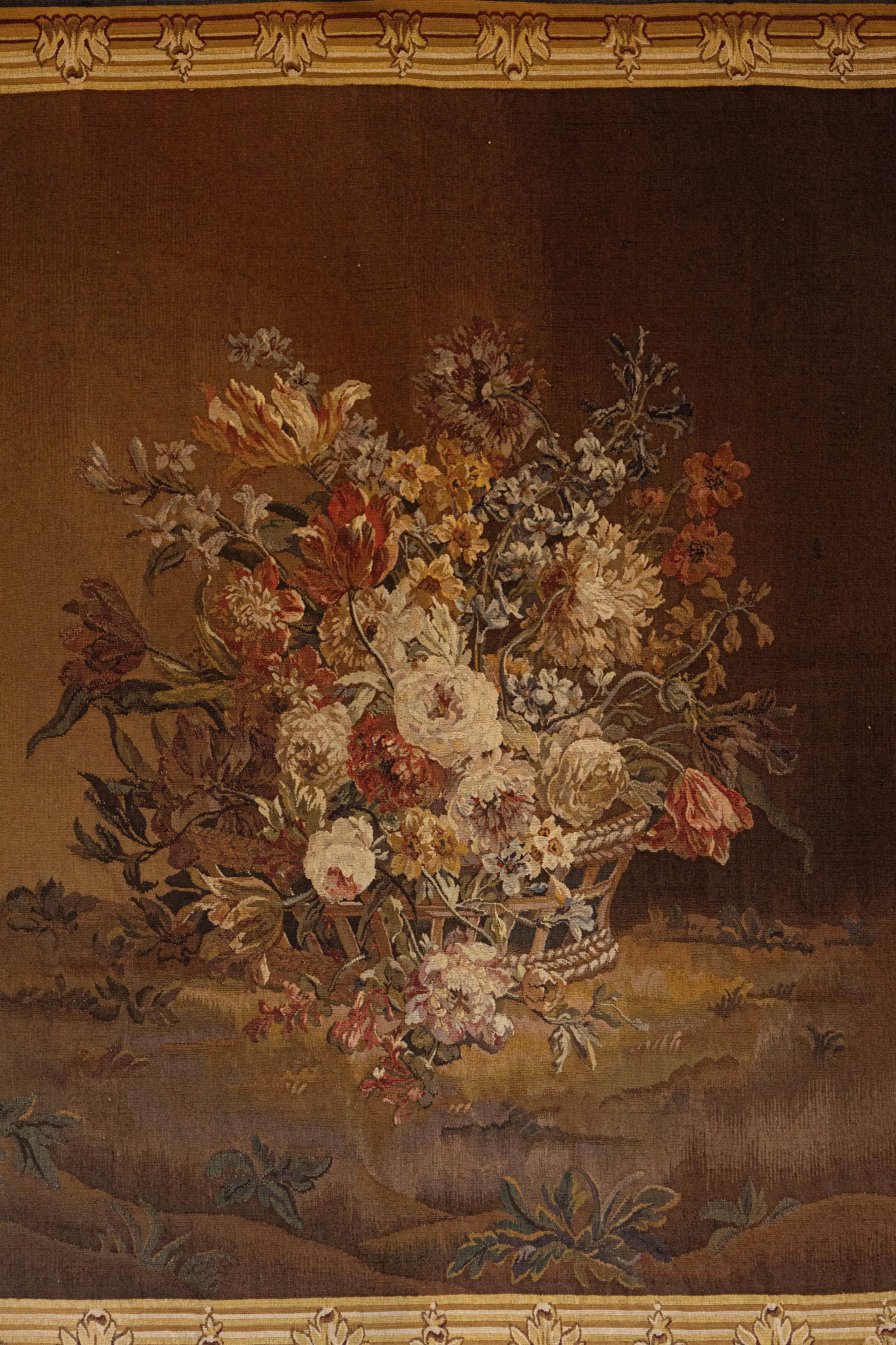 Tapiz de Aubusson francés del siglo XIX que representa un animado ramo de flores Francés en venta