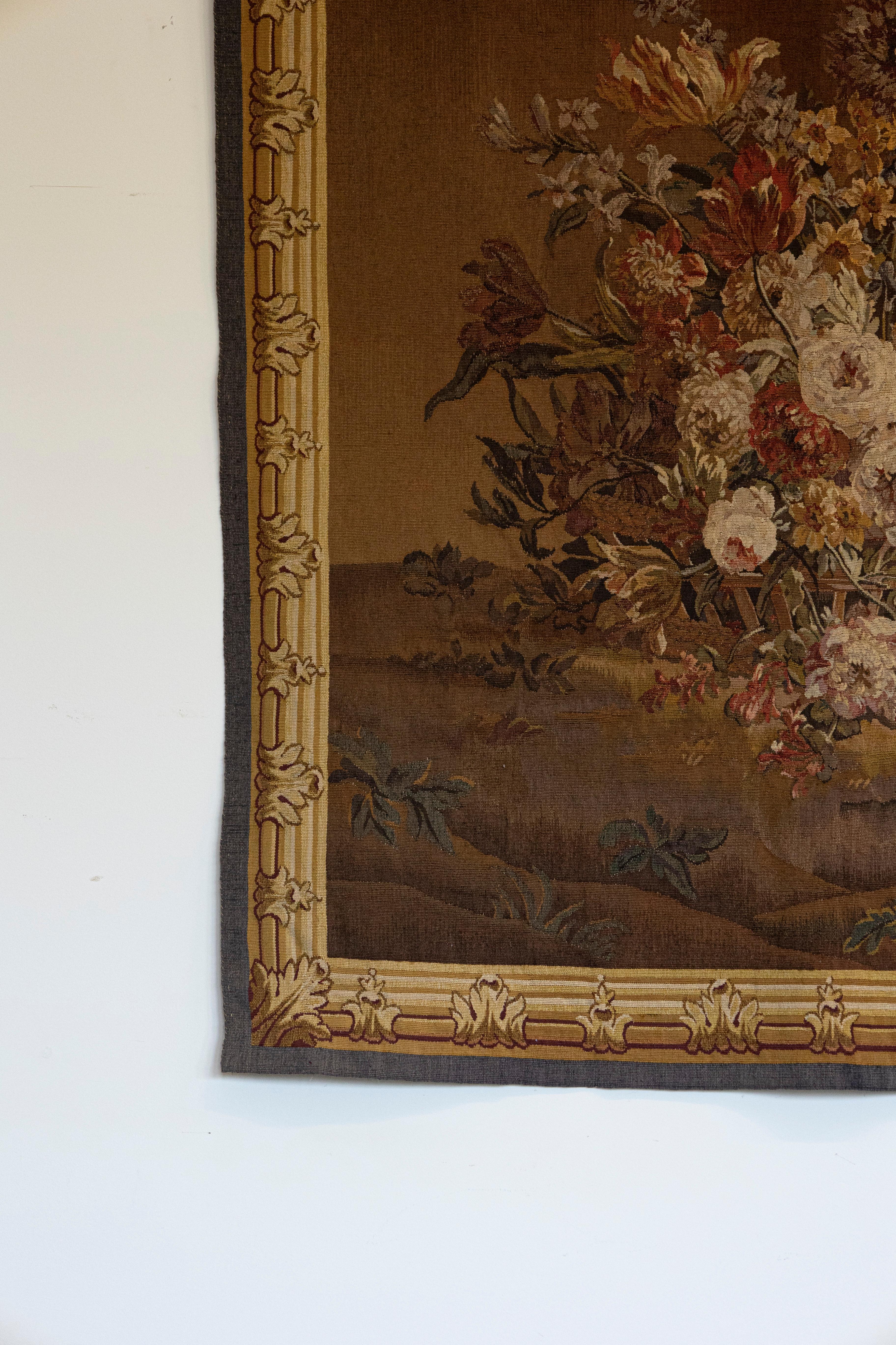 Tapiz de Aubusson francés del siglo XIX que representa un animado ramo de flores Tejido en venta