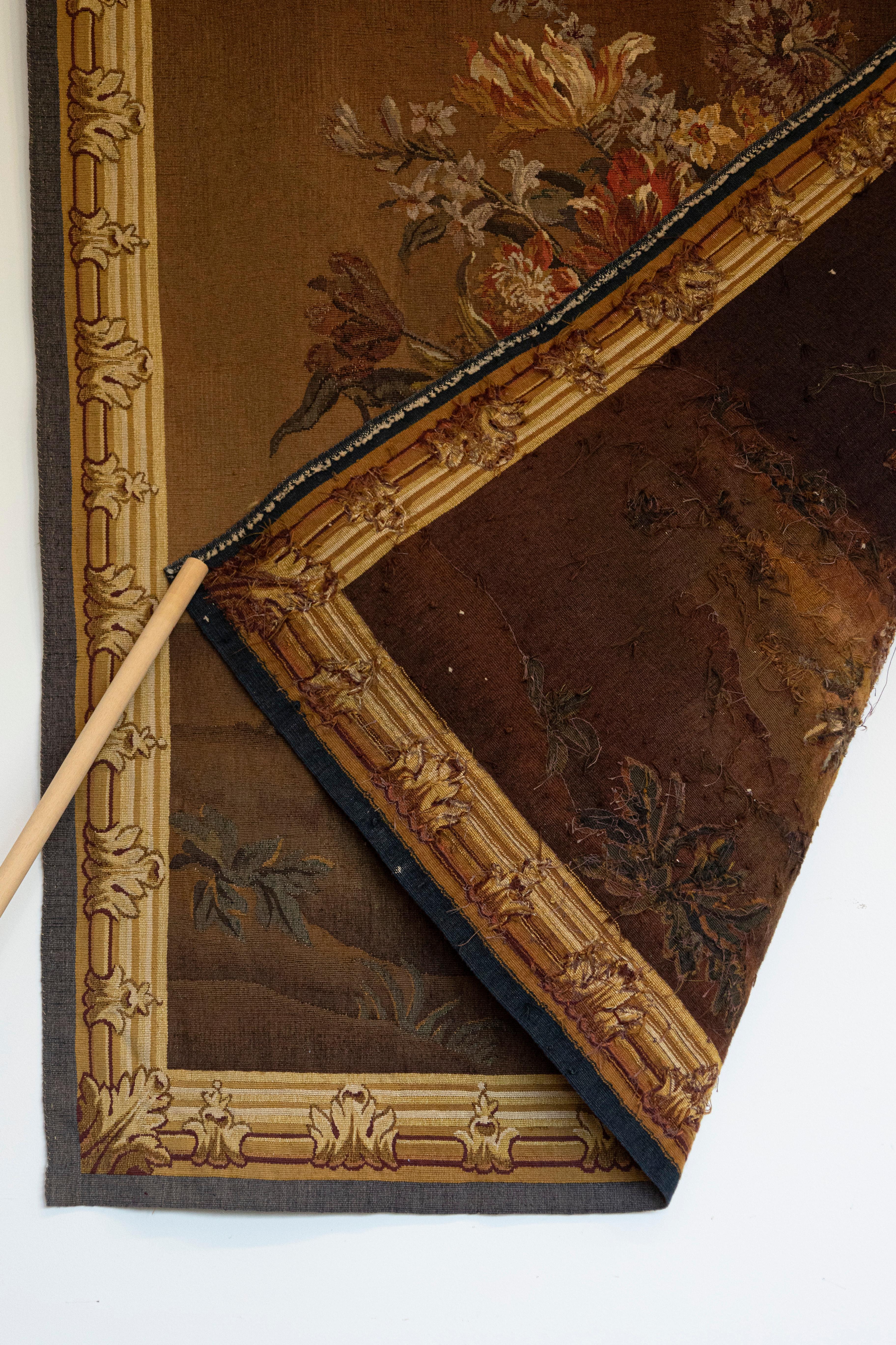 Tapiz de Aubusson francés del siglo XIX que representa un animado ramo de flores en venta 1