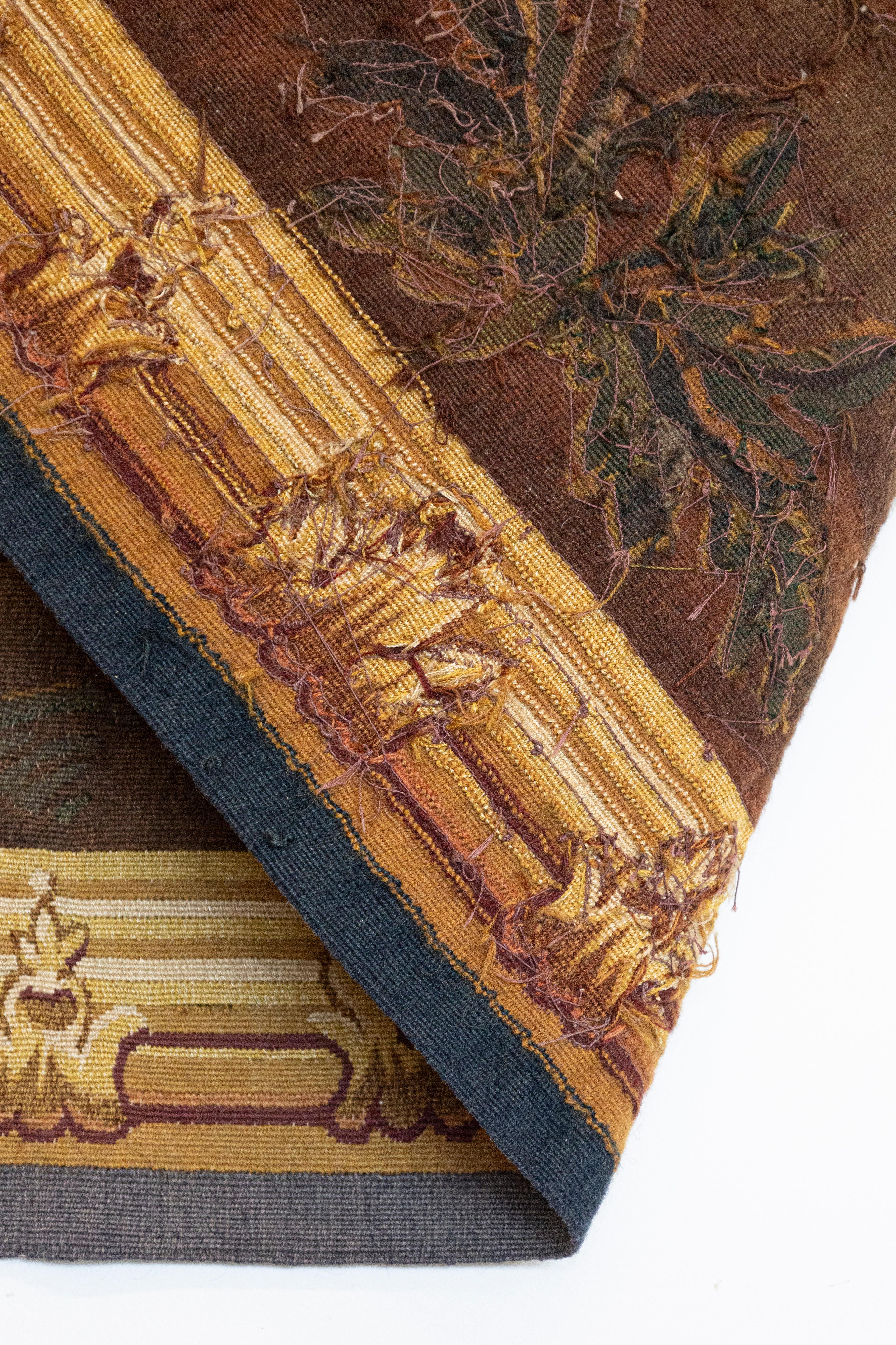 Tapiz de Aubusson francés del siglo XIX que representa un animado ramo de flores en venta 2