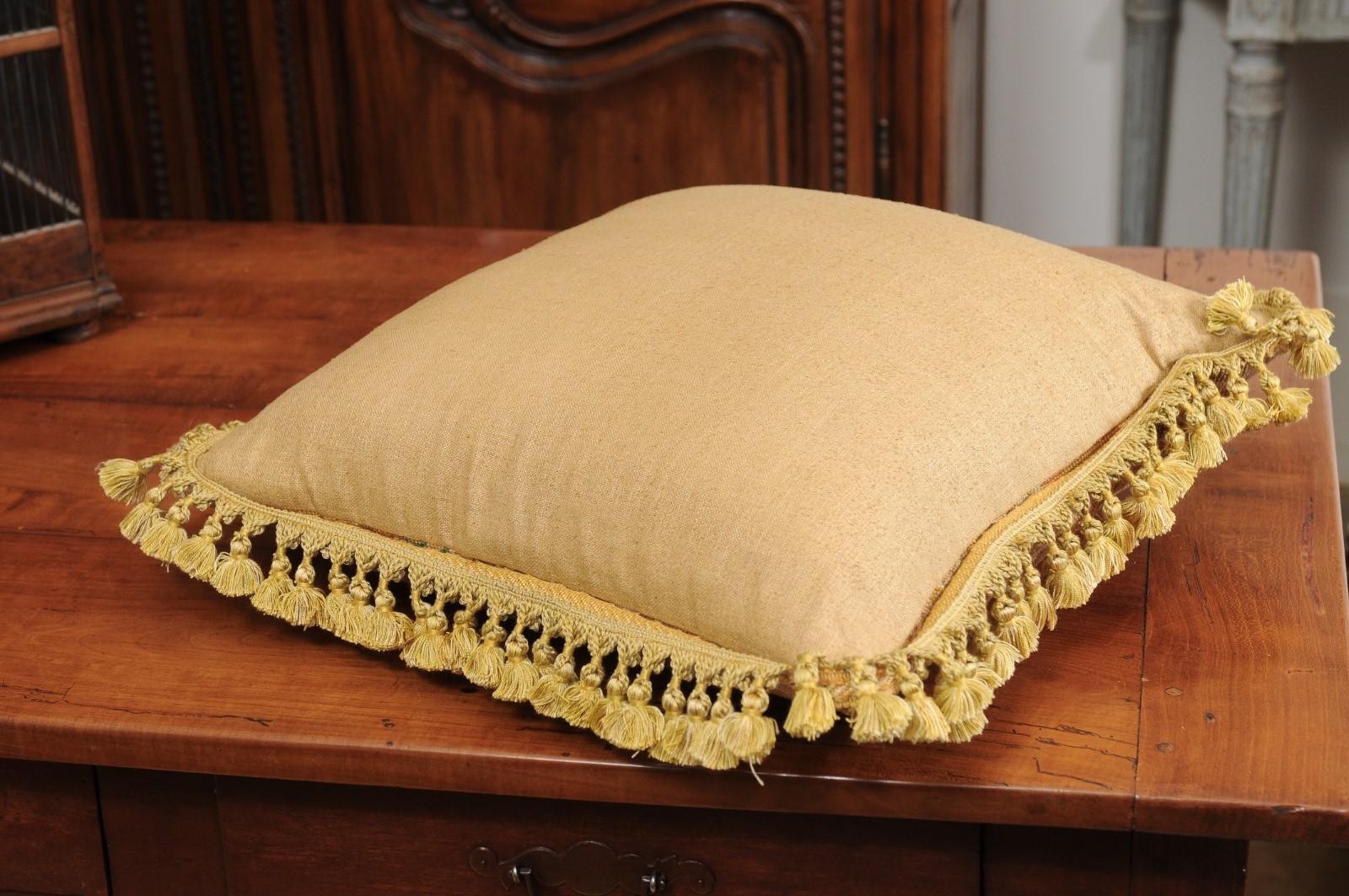 Cojín de tapiz de Aubusson francés del siglo XIX con escena de género de estilo medieval en venta 6