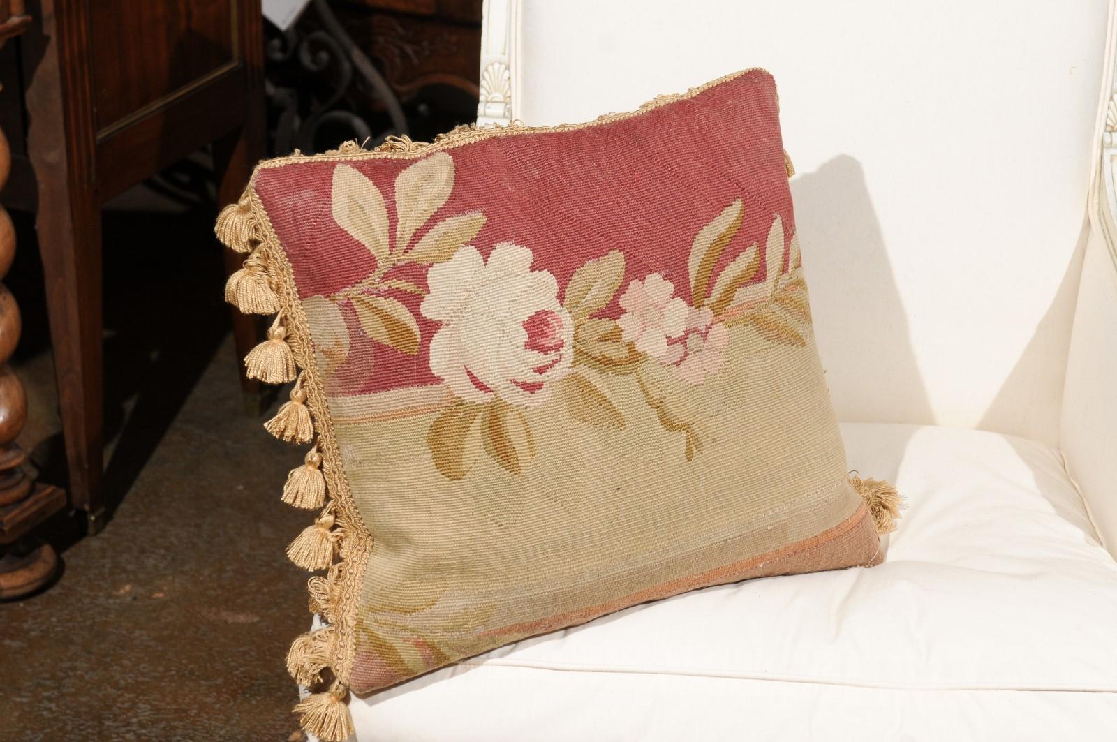 Francese Cuscino ad arazzo Aubusson francese del XIX secolo con rosa e nappe in vendita