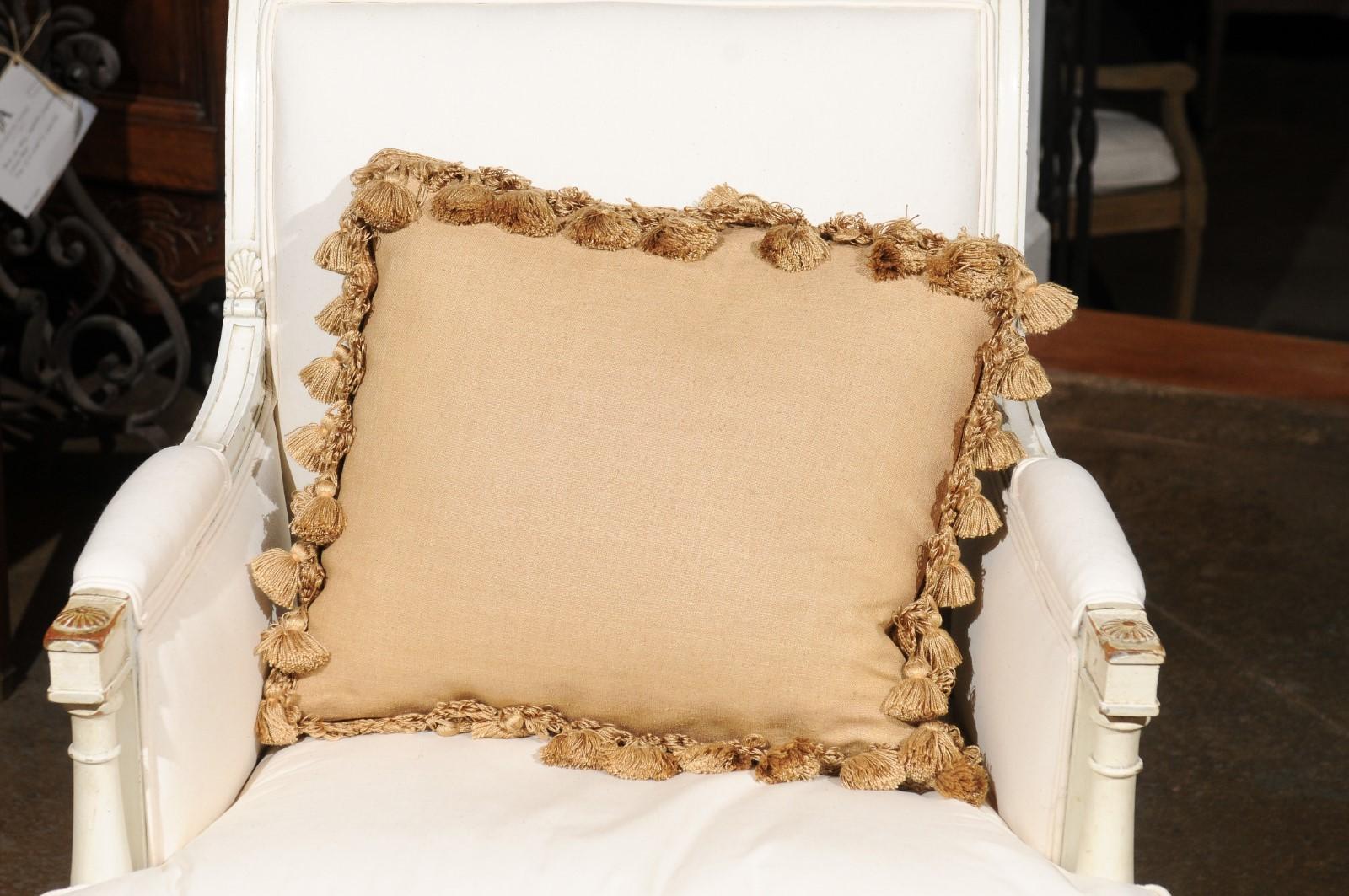 Cuscino ad arazzo Aubusson francese del XIX secolo con rosa e nappe In condizioni buone in vendita a Atlanta, GA