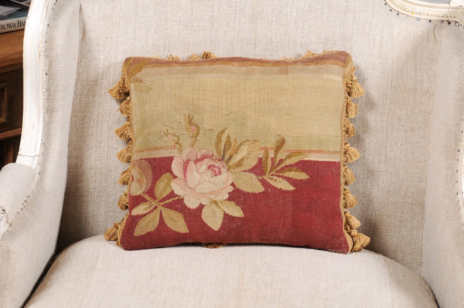 Cuscino francese realizzato con arazzo Aubusson del XIX secolo, con decorazioni di rose e nappe. Realizzato a partire da uno squisito arazzo creato nel XIX secolo nella Aubusson Manufacture, situata nella Francia centrale, questo cuscino è ornato da