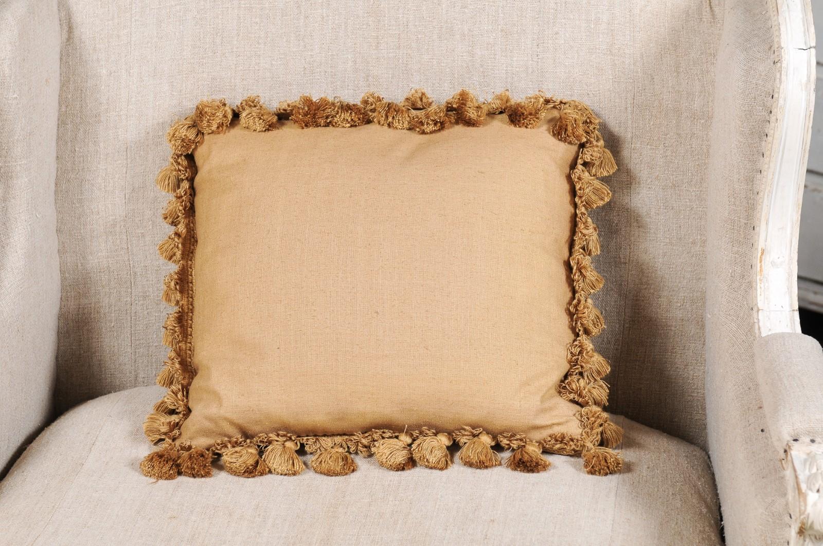 Cuscino francese ad arazzo Aubusson del XIX secolo con rosa, fogliame e nappe in vendita 2