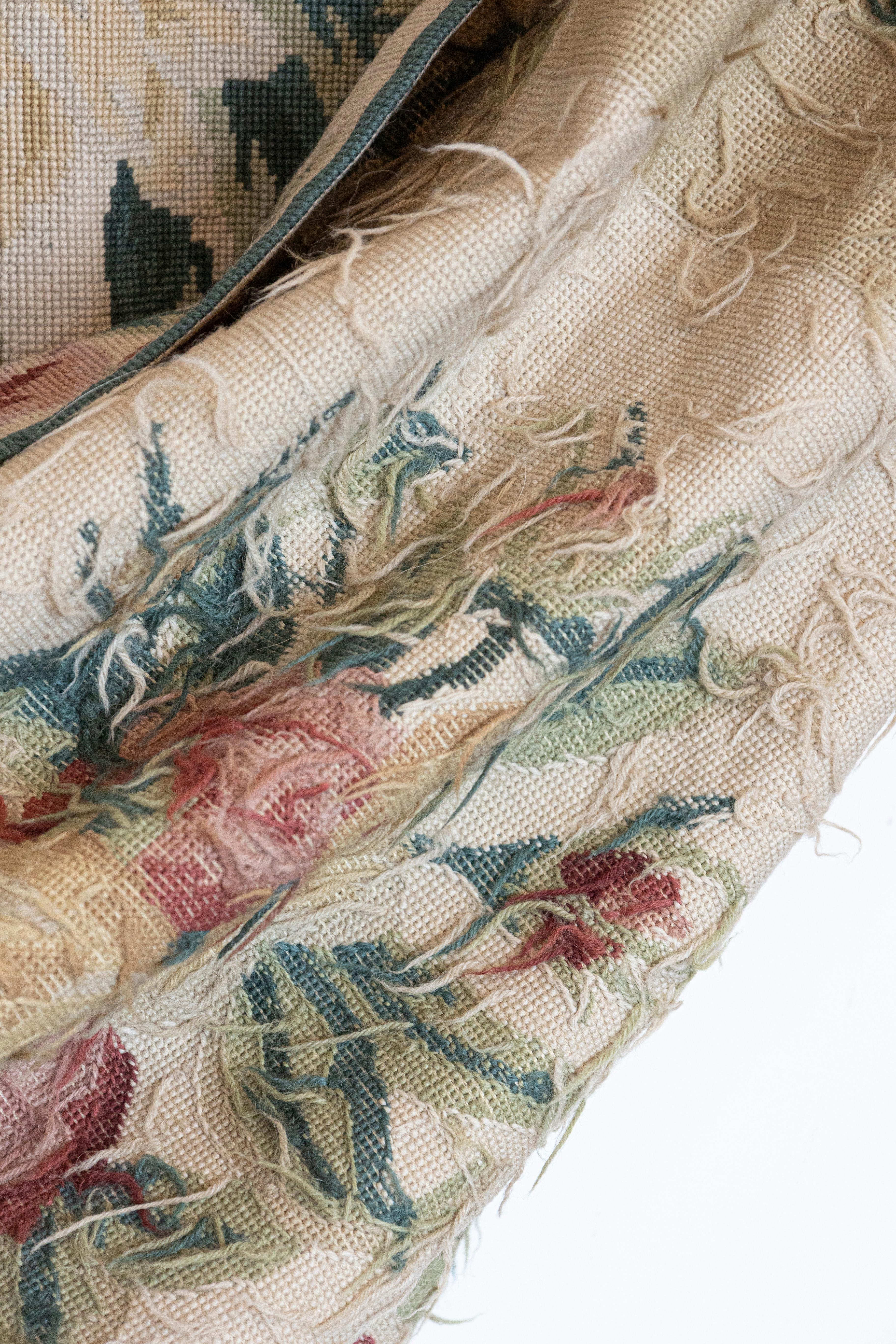 French 19th Century Aubusson Wall Tapestry with Pink and Cream Floral Décor For Sale 7