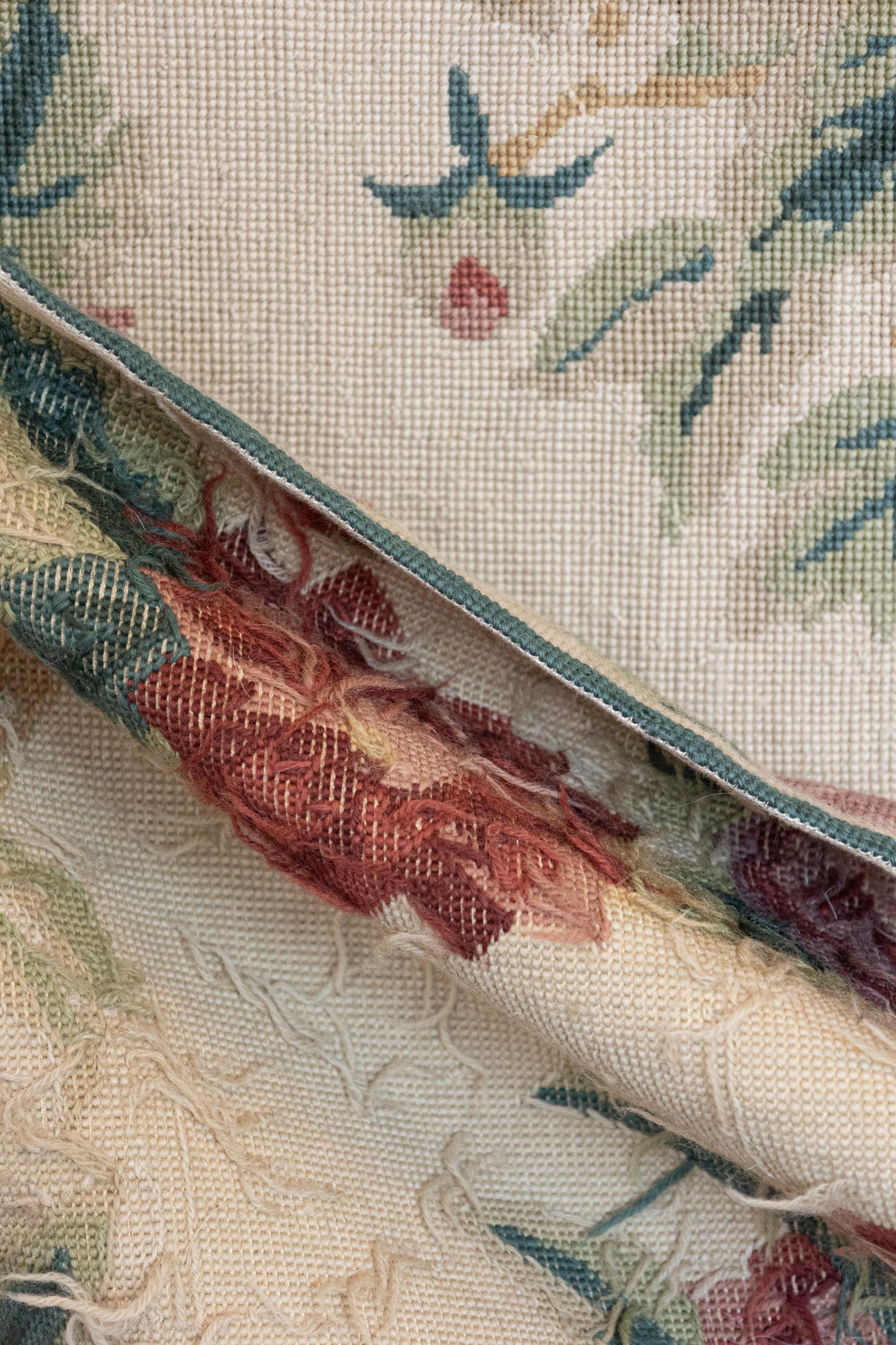 French 19th Century Aubusson Wall Tapestry with Pink and Cream Floral Décor For Sale 8