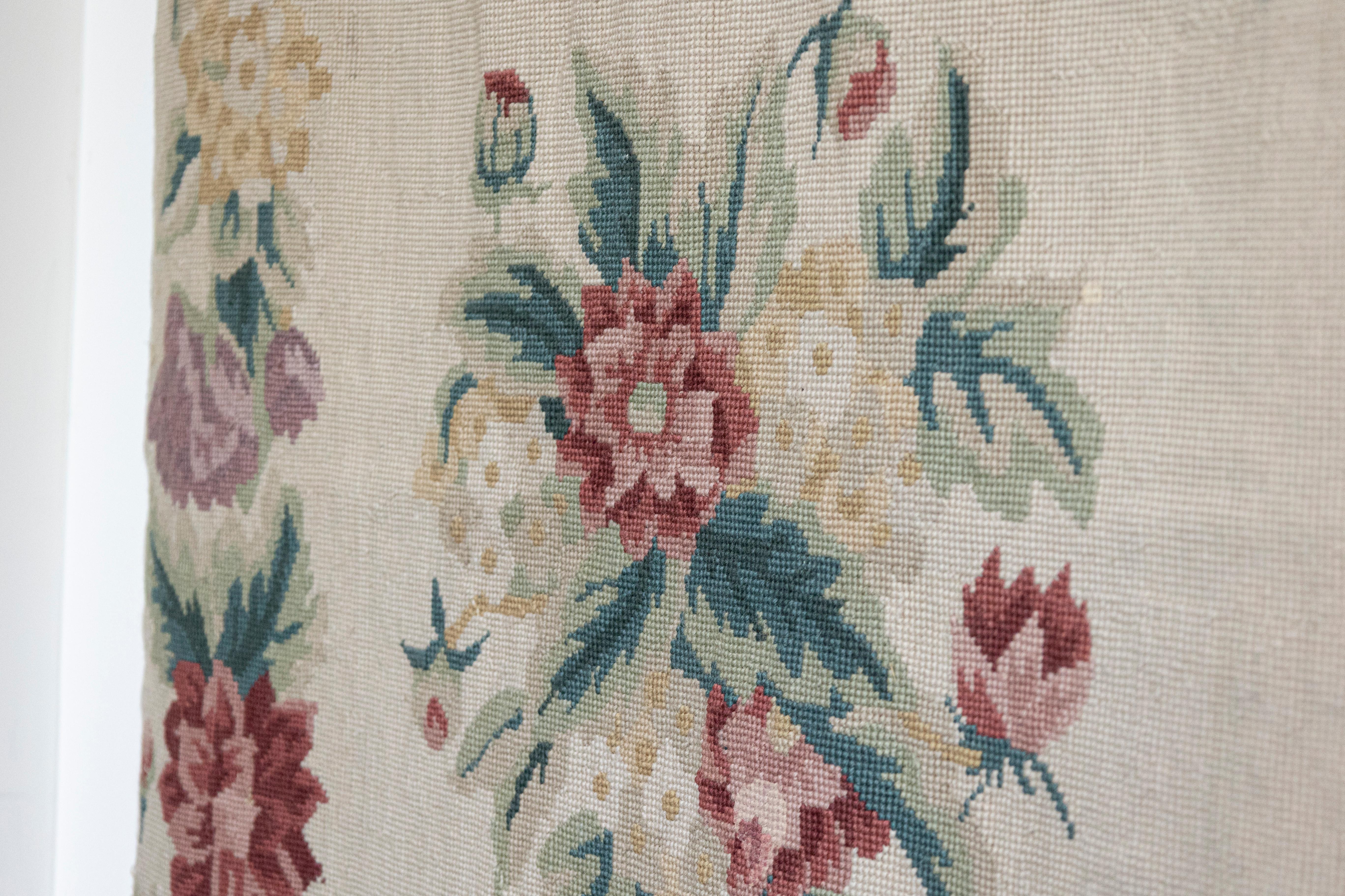 French 19th Century Aubusson Wall Tapestry with Pink and Cream Floral Décor In Good Condition For Sale In Atlanta, GA