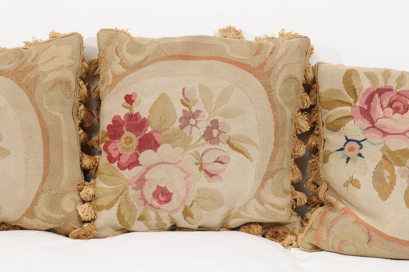 French 19th Century Aubusson Woven Tapestry Pillow with Roses and Tassels For Sale 2