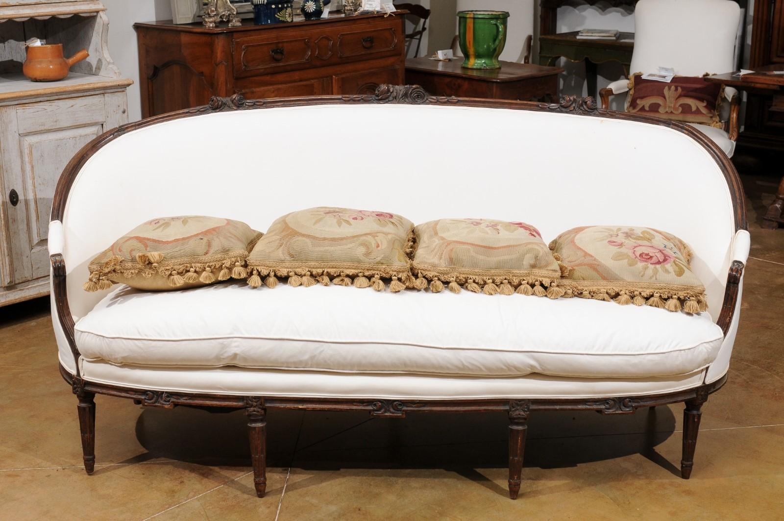 Cuscino francese del XIX secolo in arazzo Aubusson con rose e nappe in vendita 3