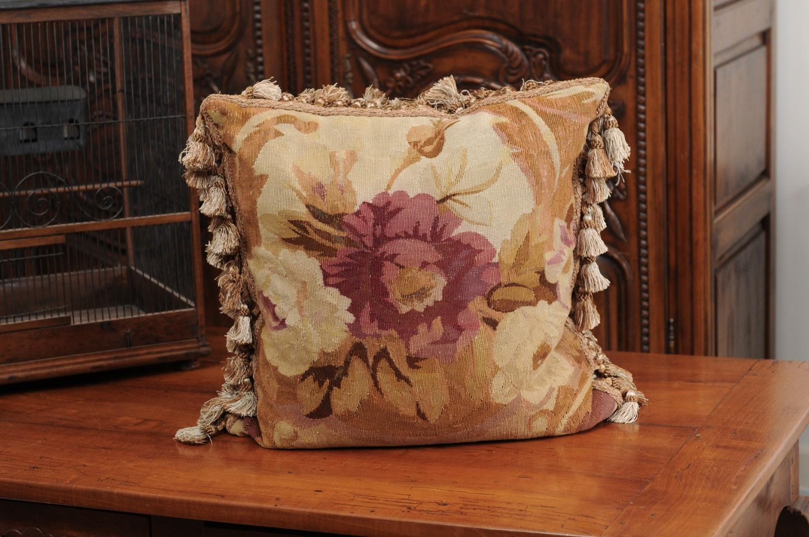 Cuscino ad arazzo Aubusson del XIX secolo, con decorazioni floreali e nappe. Creato nel XIX secolo nella manifattura di arazzi di Aubusson, nella Francia centrale, questo cuscino presenta rose viola, rosa e bianche, perfettamente accentuate dalla