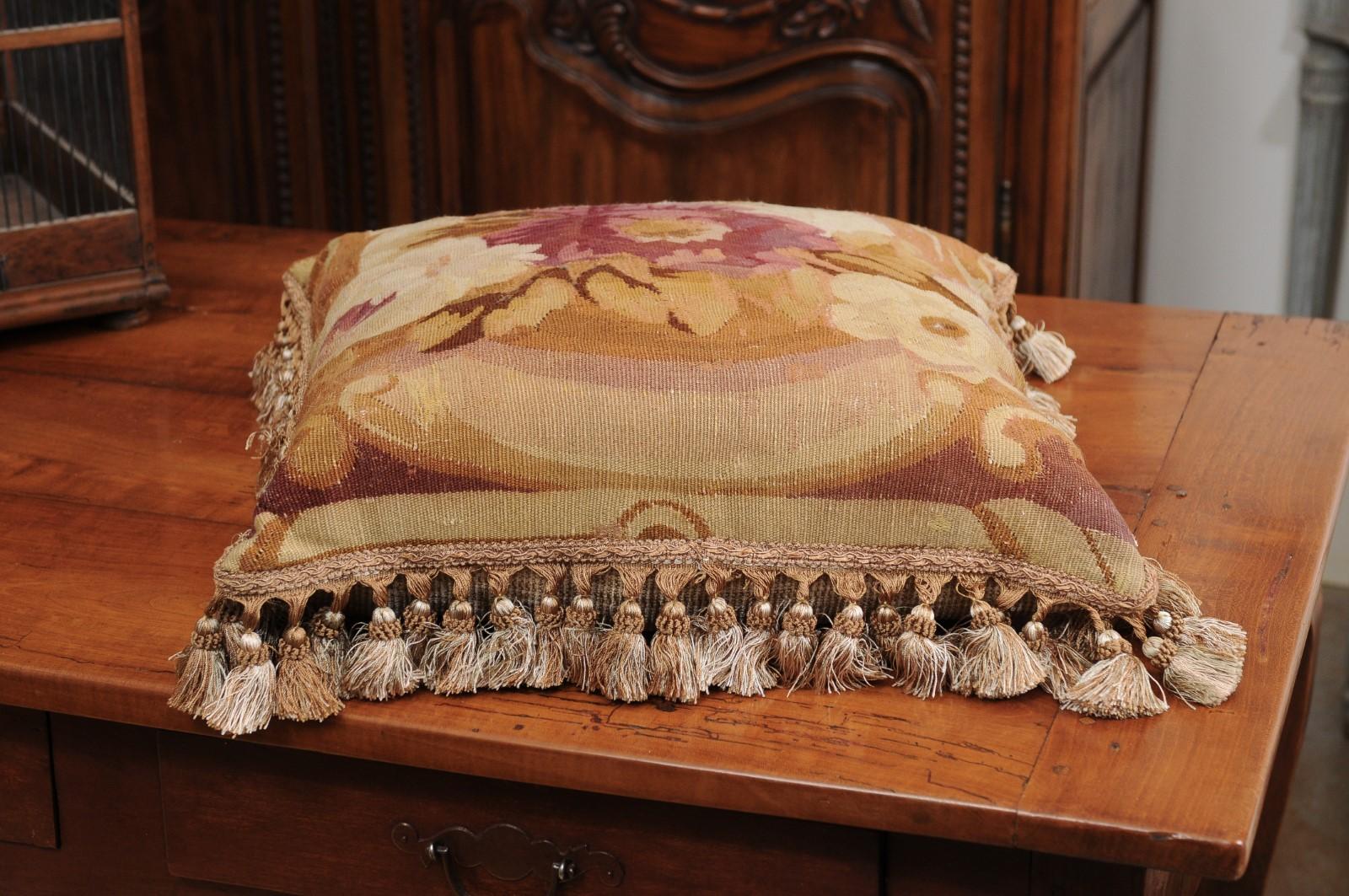 Cuscino francese del XIX secolo in arazzo Aubusson con decorazioni di rose e nappe in vendita 3