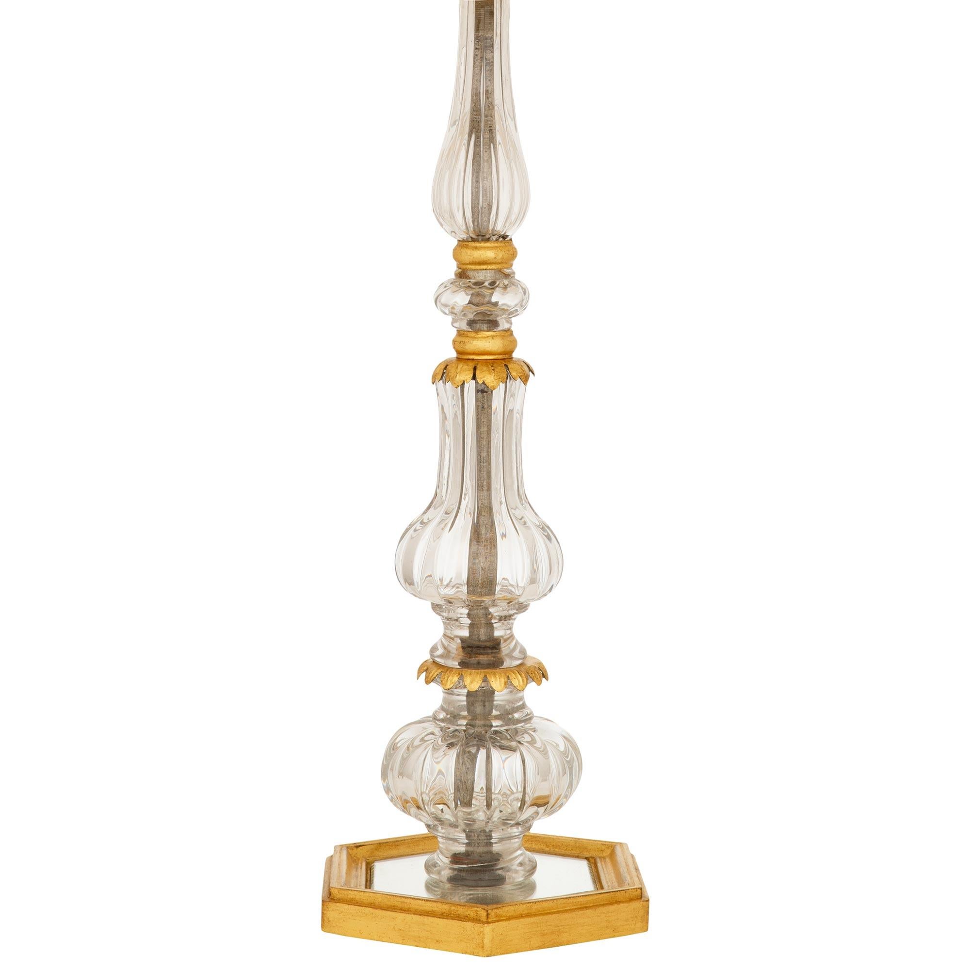 Lámpara francesa del siglo XIX de cristal de Baccarat, metal dorado y madera dorada Francés en venta